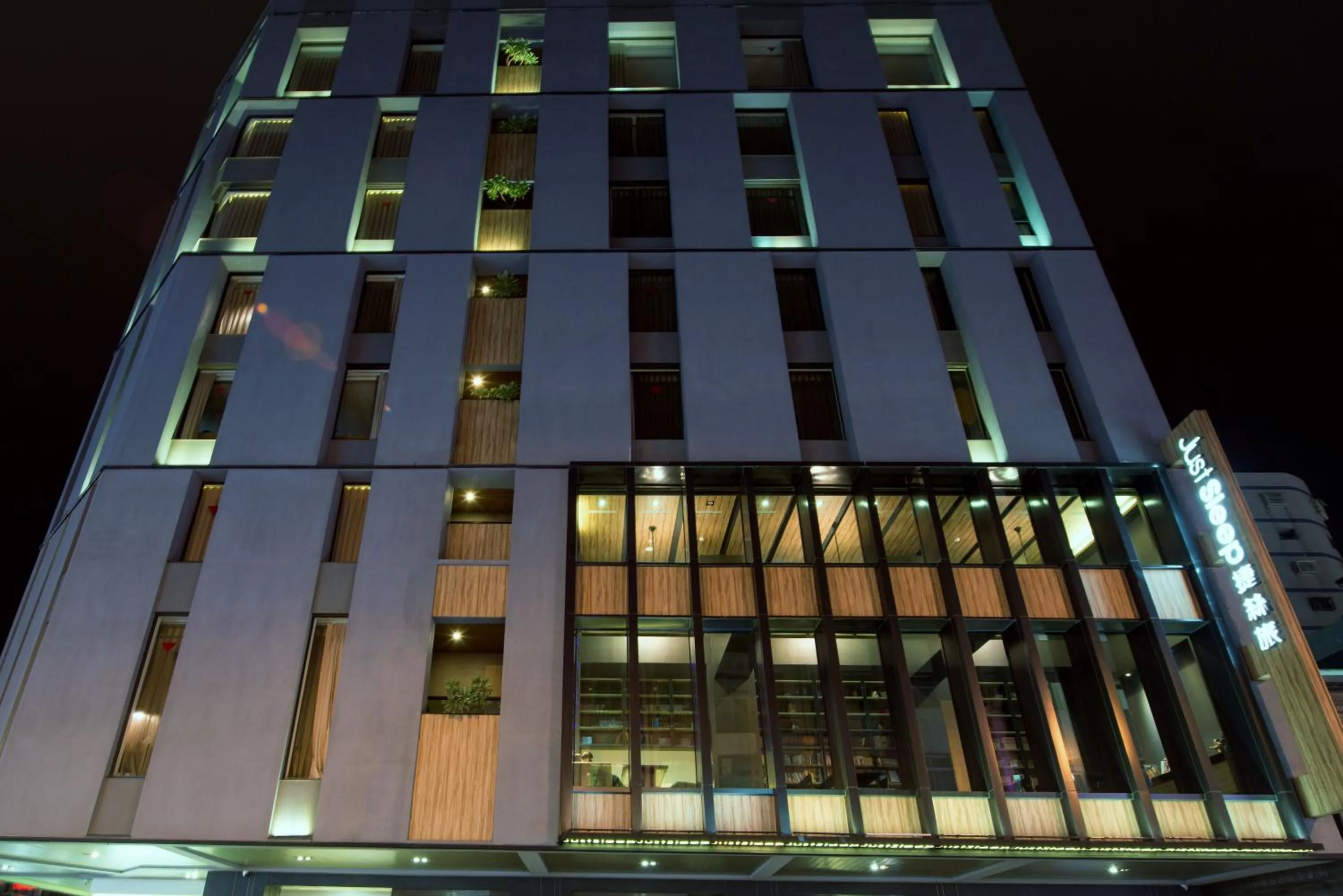 Night in Just Sleep Hualien ZhongZheng