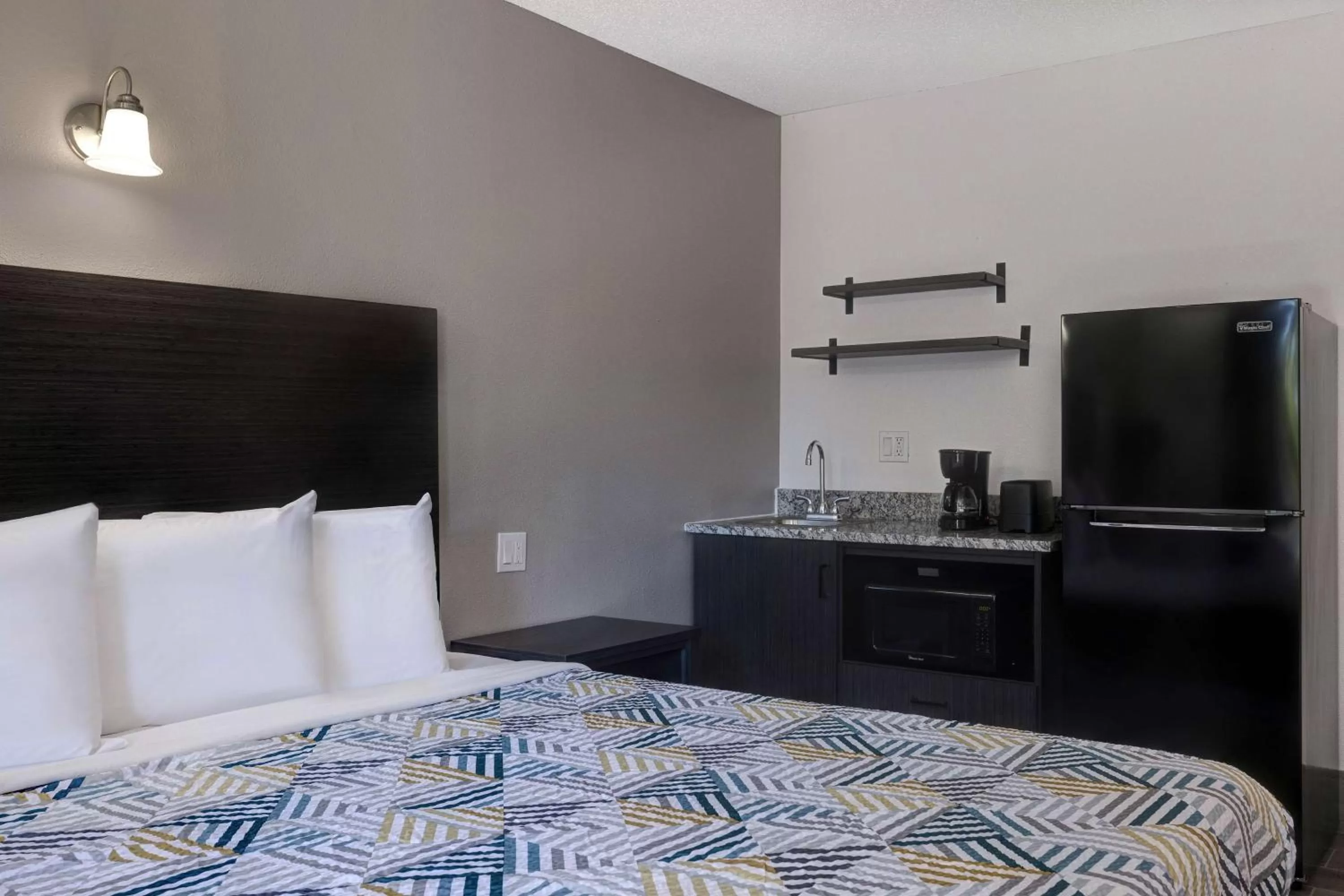 Bedroom, Bed in Studio 6 Branson West MO Silver Dollar City