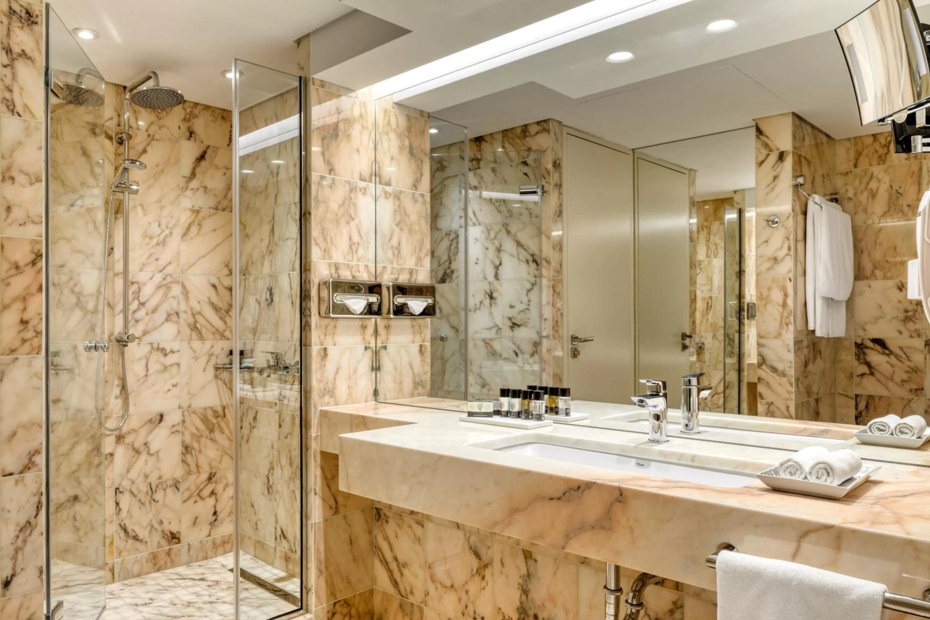 Shower in Divani Palace Acropolis