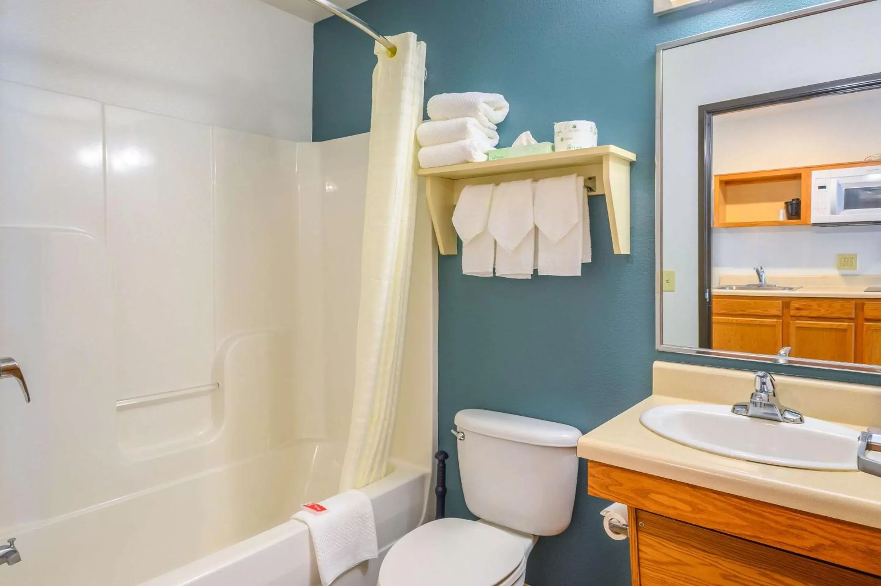 Queen Room - Non-Smoking in Econo Lodge Hammond Queen Room - Non-Smoking in Econo Lodge Hammond