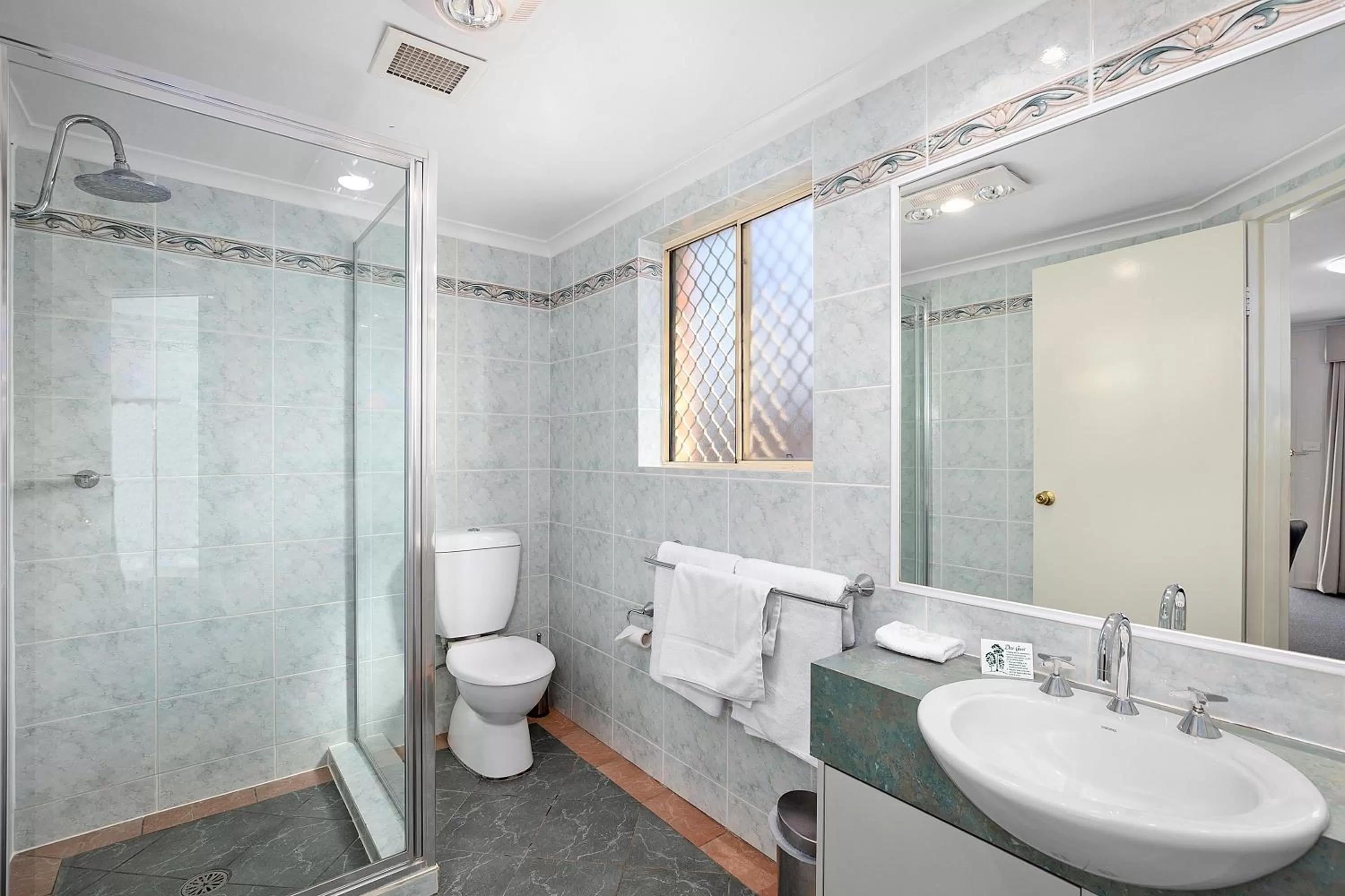 Bathroom in Thunderbird Motel Yass