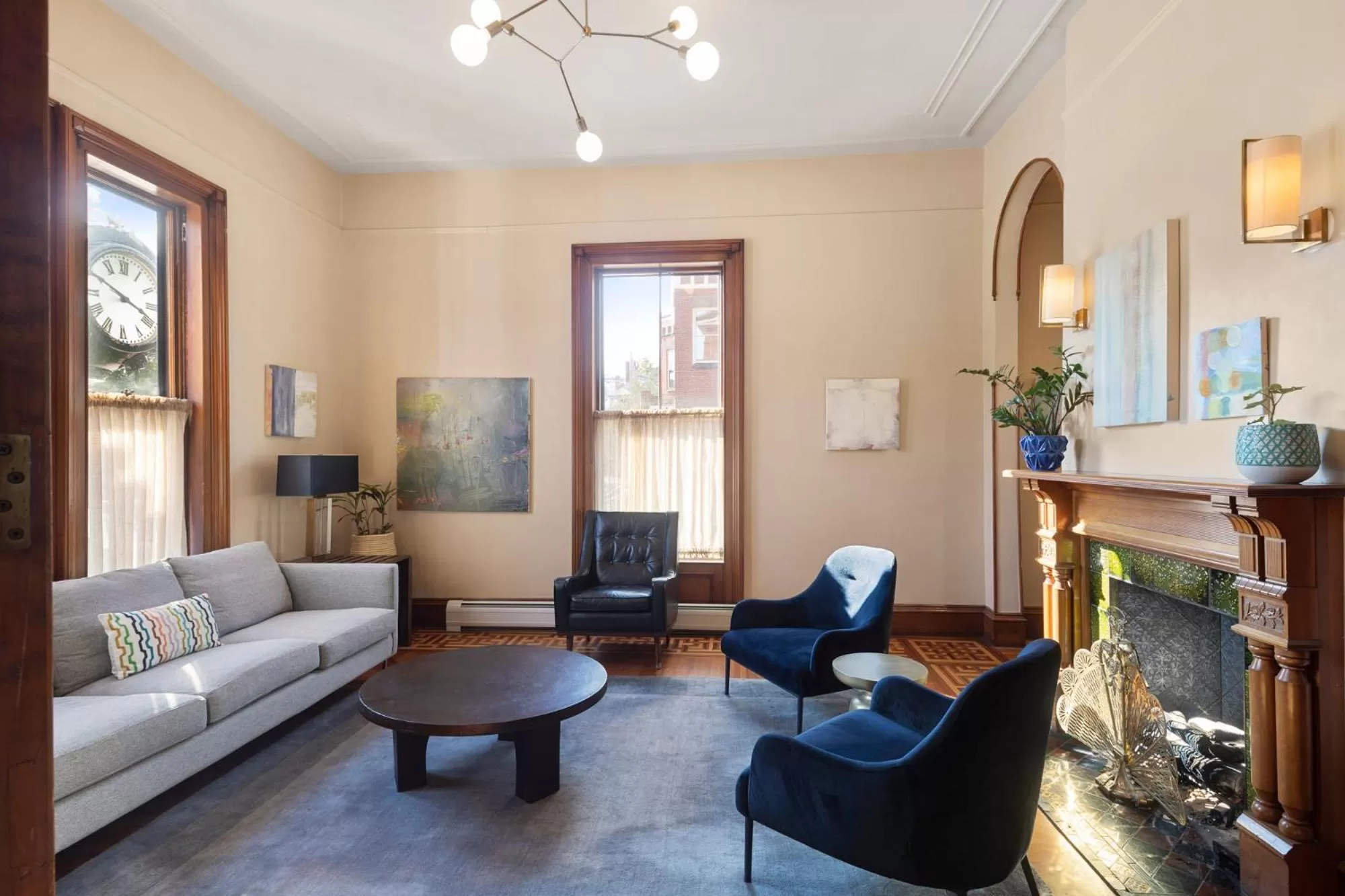 Communal lounge/ TV room in The Francis Hotel