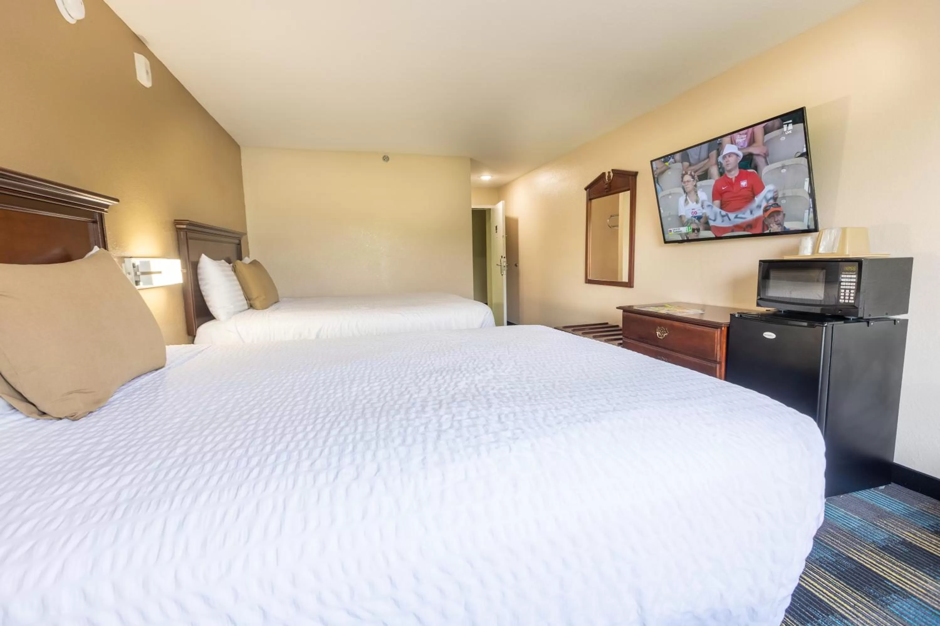 Communal lounge/ TV room, Bed in Rosebud Inn