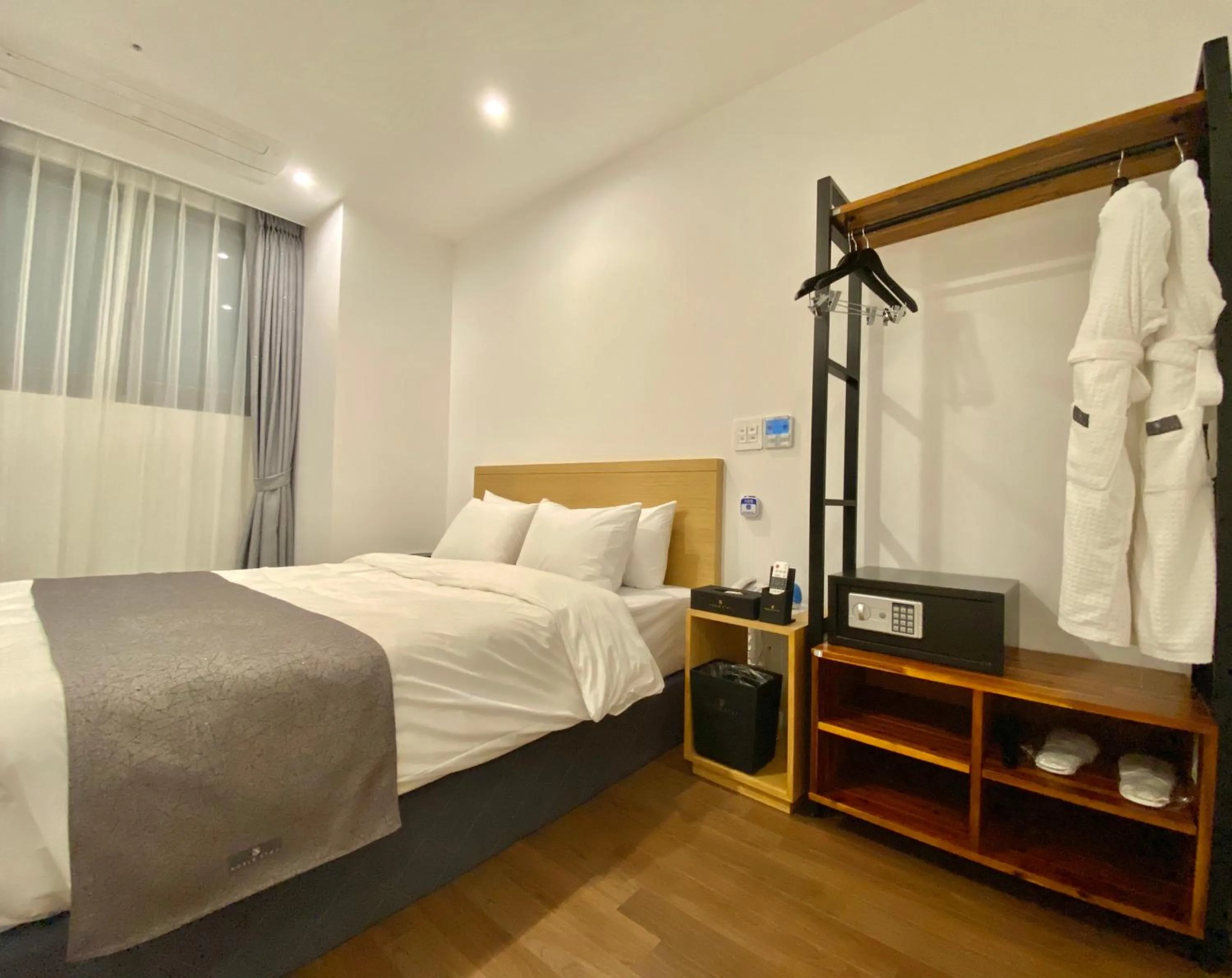 Bed in Hotel Noblestay