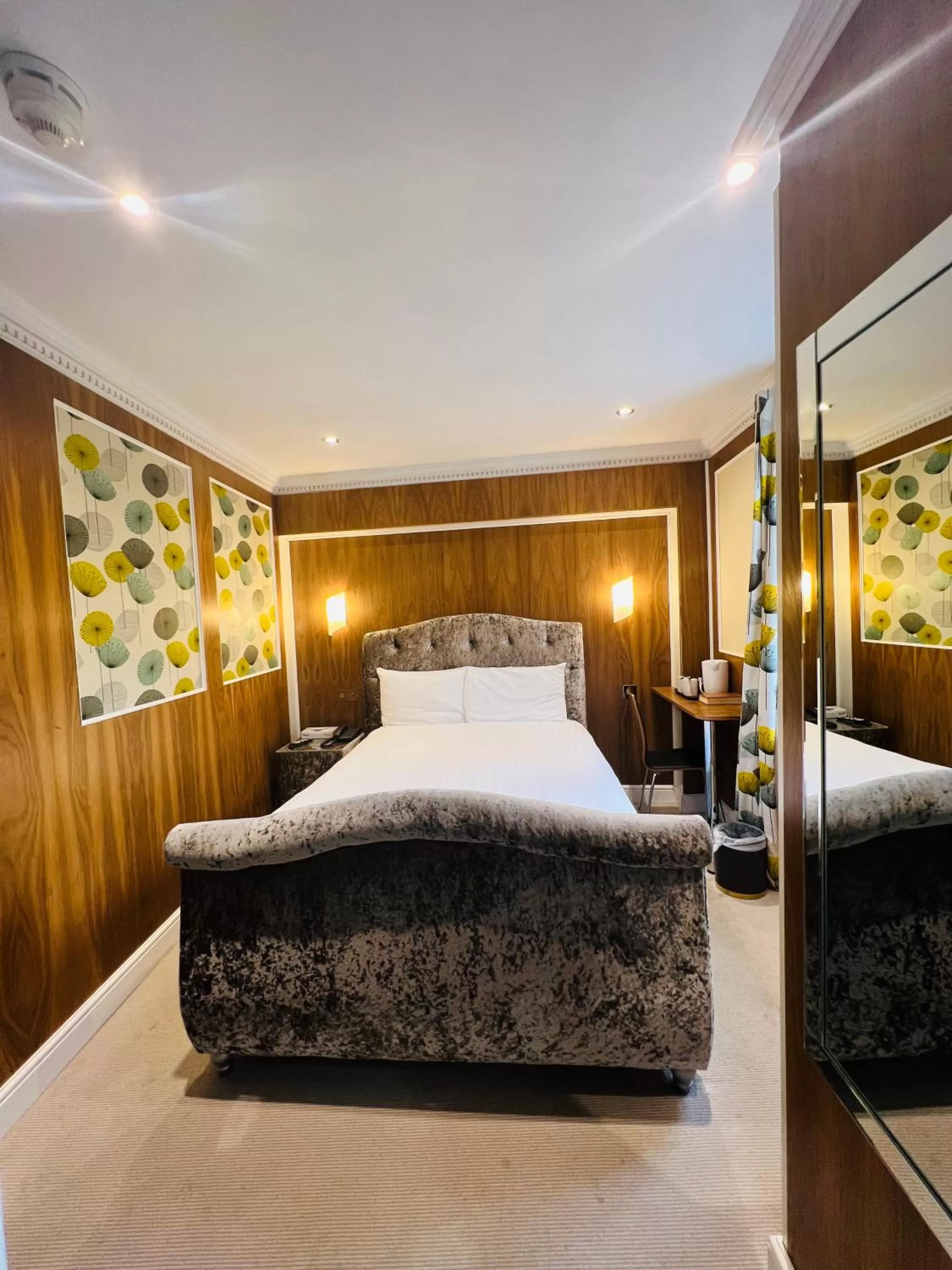 Bedroom, Bed in Cheshire Hotel Central London