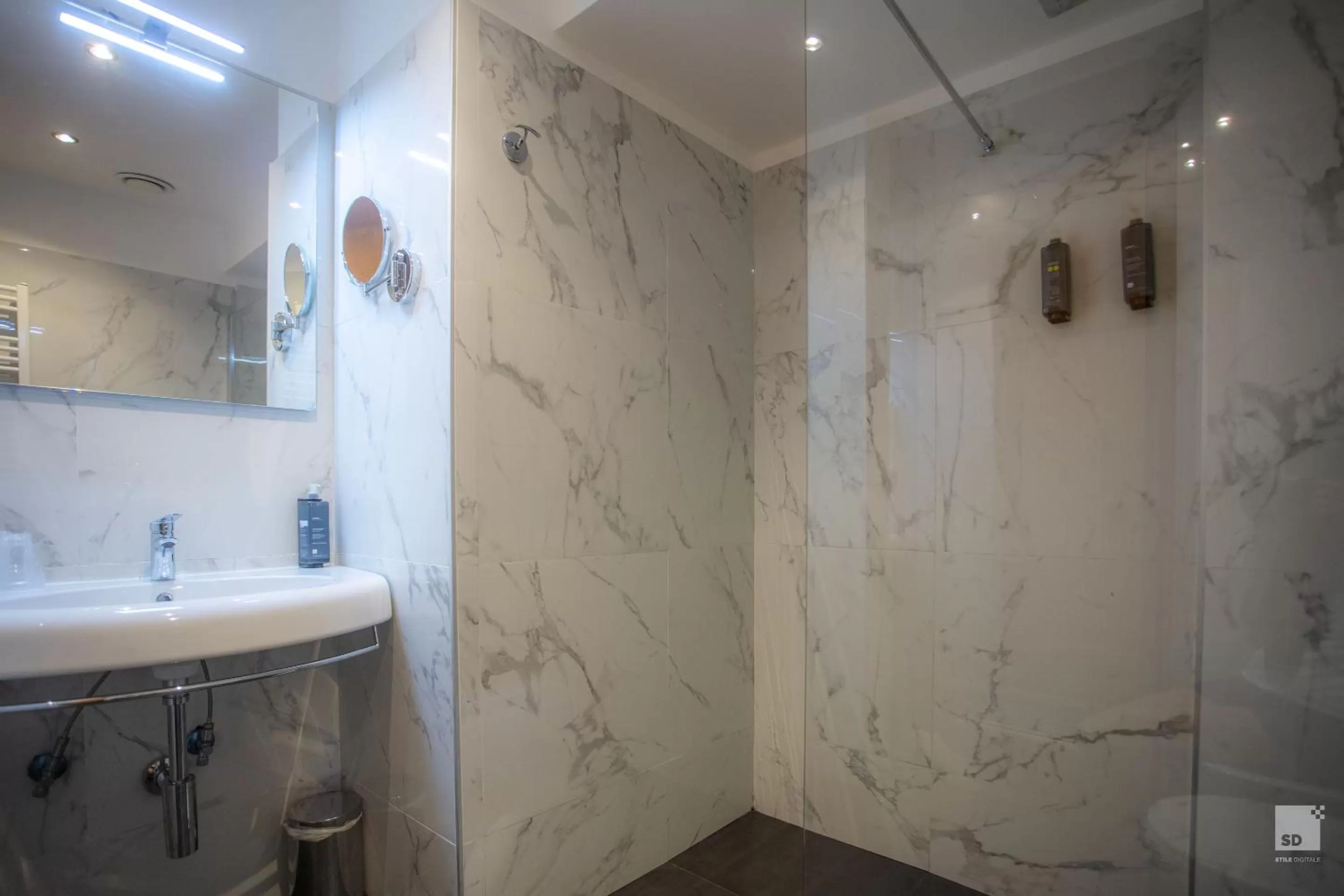 Shower in Hotel Diplomatic