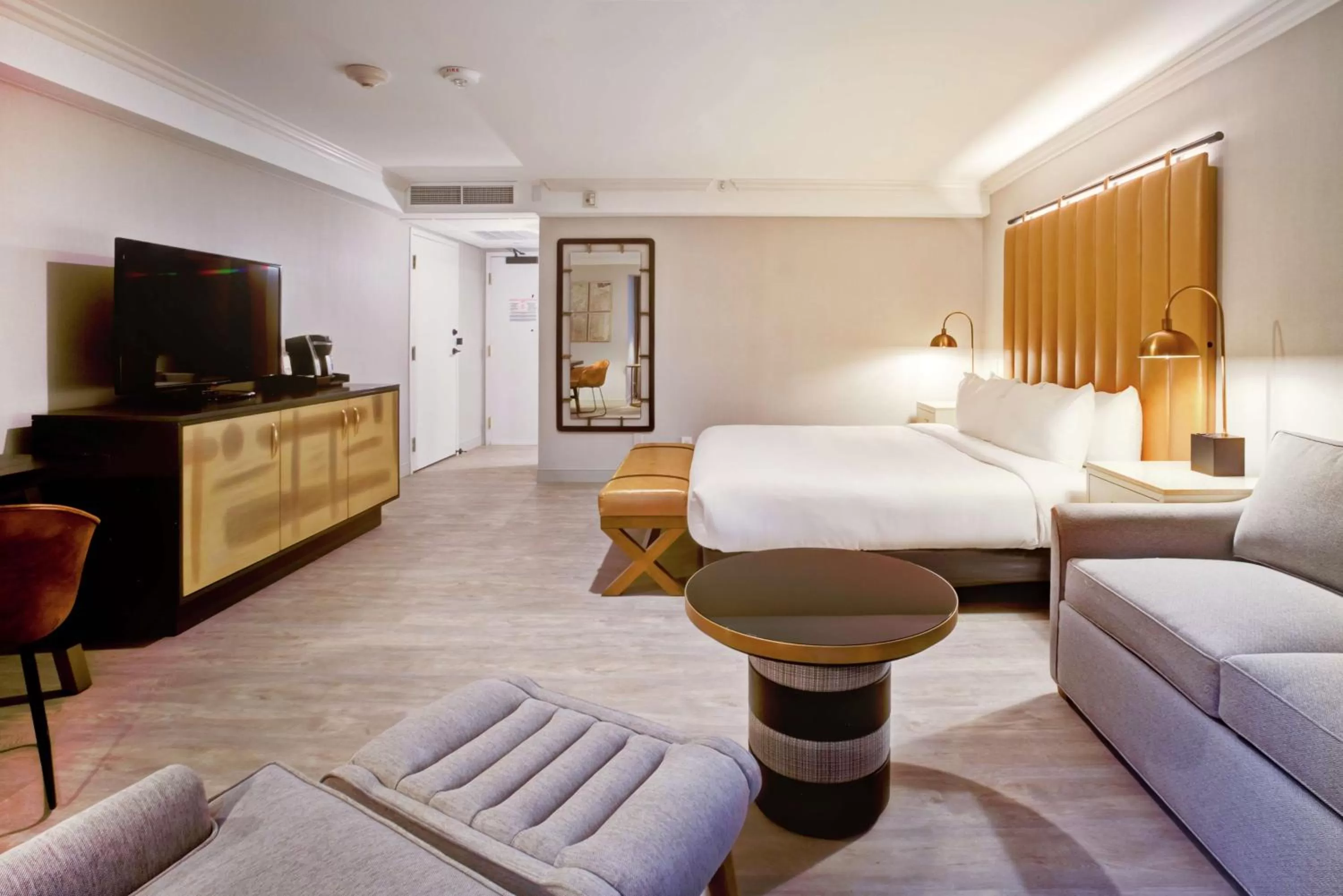 Living room, Bed in The Inn at Saratoga, Tapestry Collection by Hilton