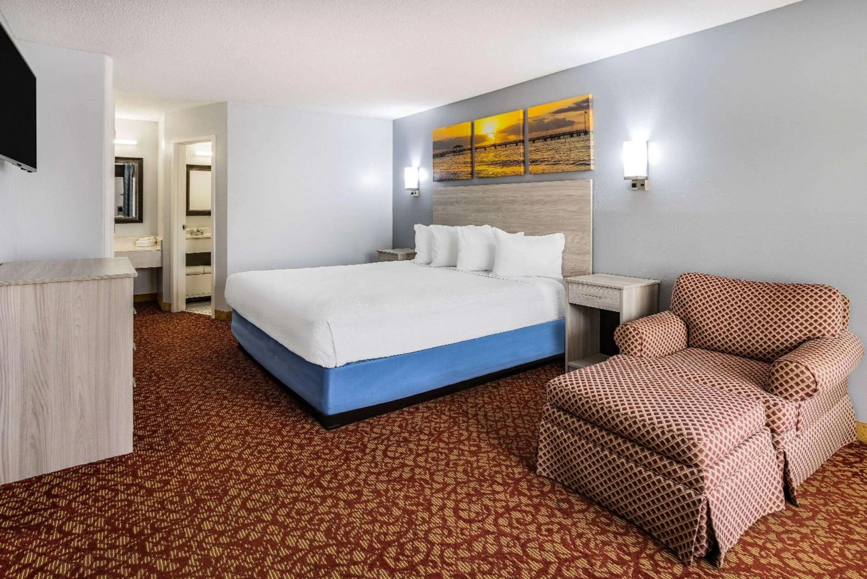 Photo of the whole room, Bed in Days Inn & Suites by Wyndham Colonial