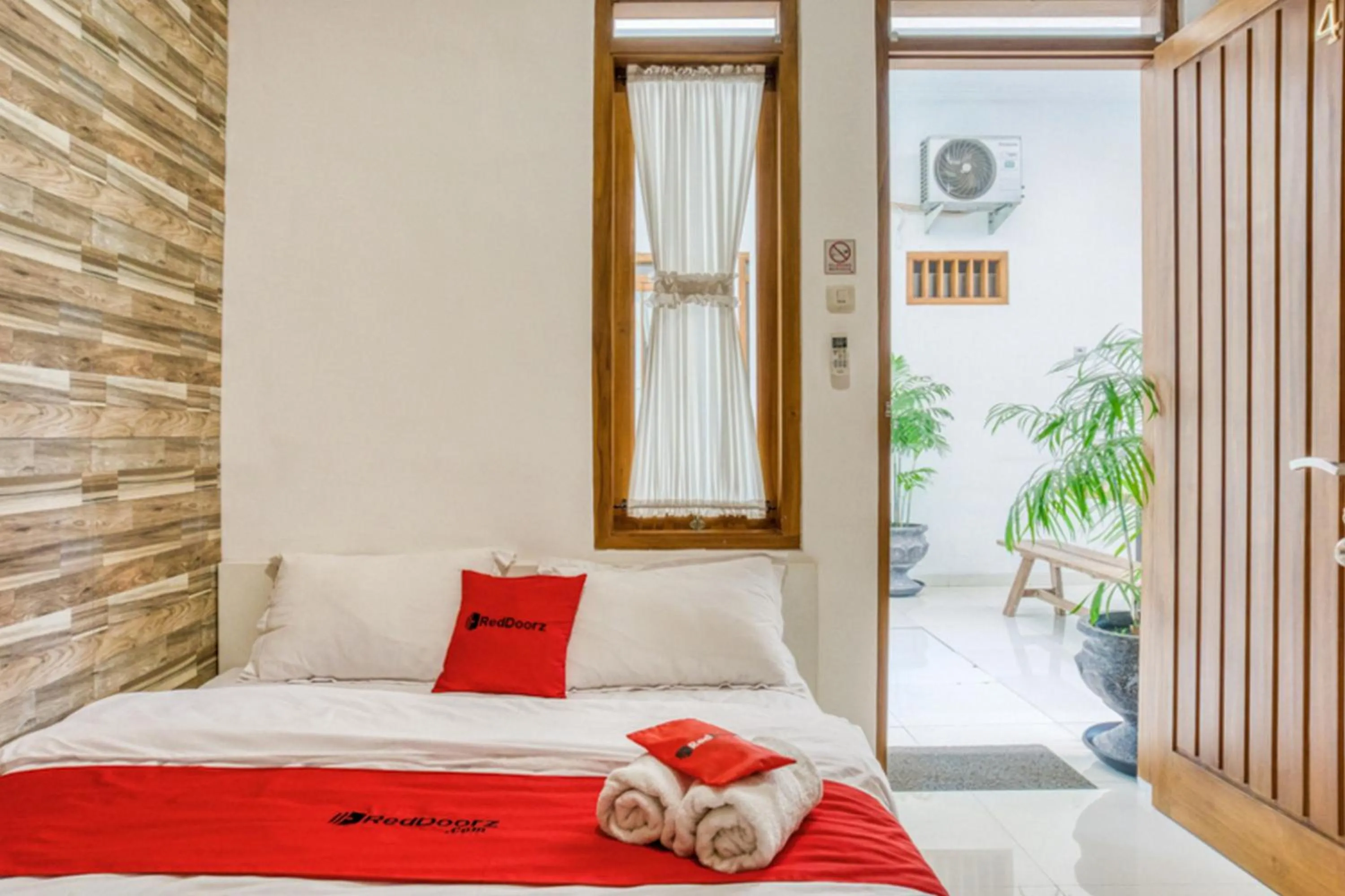 Bedroom, Bed in RedDoorz Syariah near Taman Pelangi Jogja 2