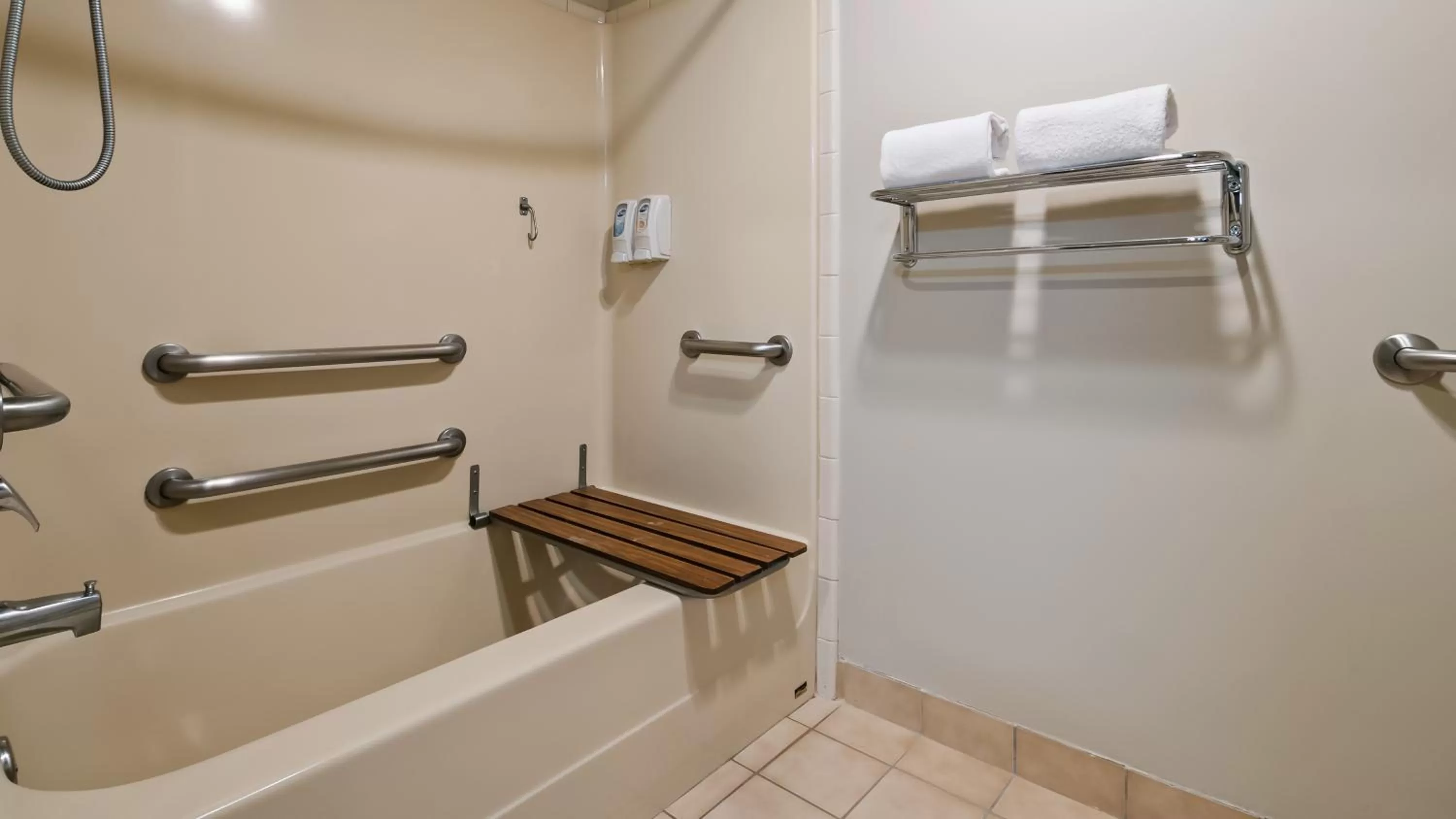 Bathroom in Best Western Newberg Inn