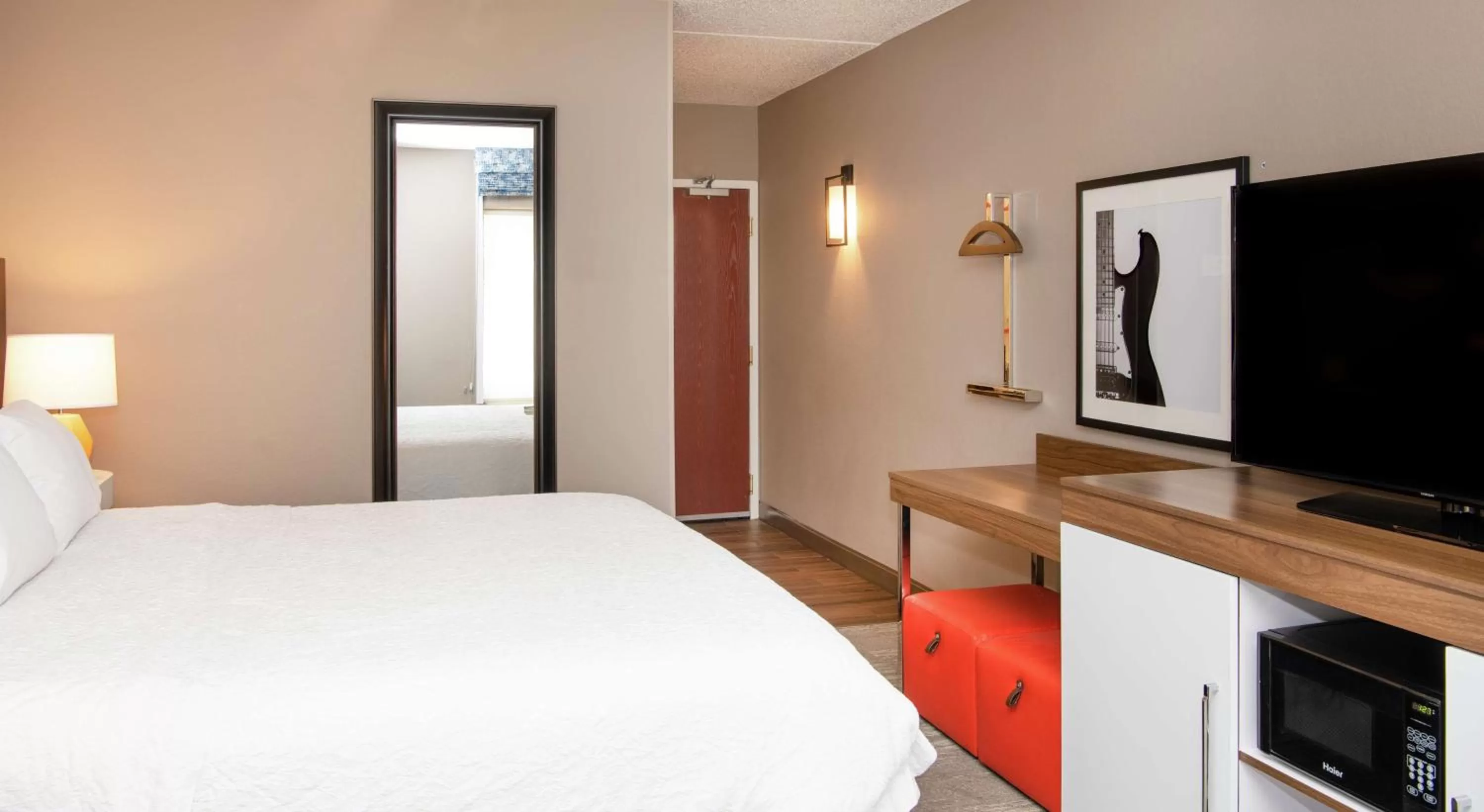 Photo of the whole room, Bed in Hampton Inn Cleveland-Solon