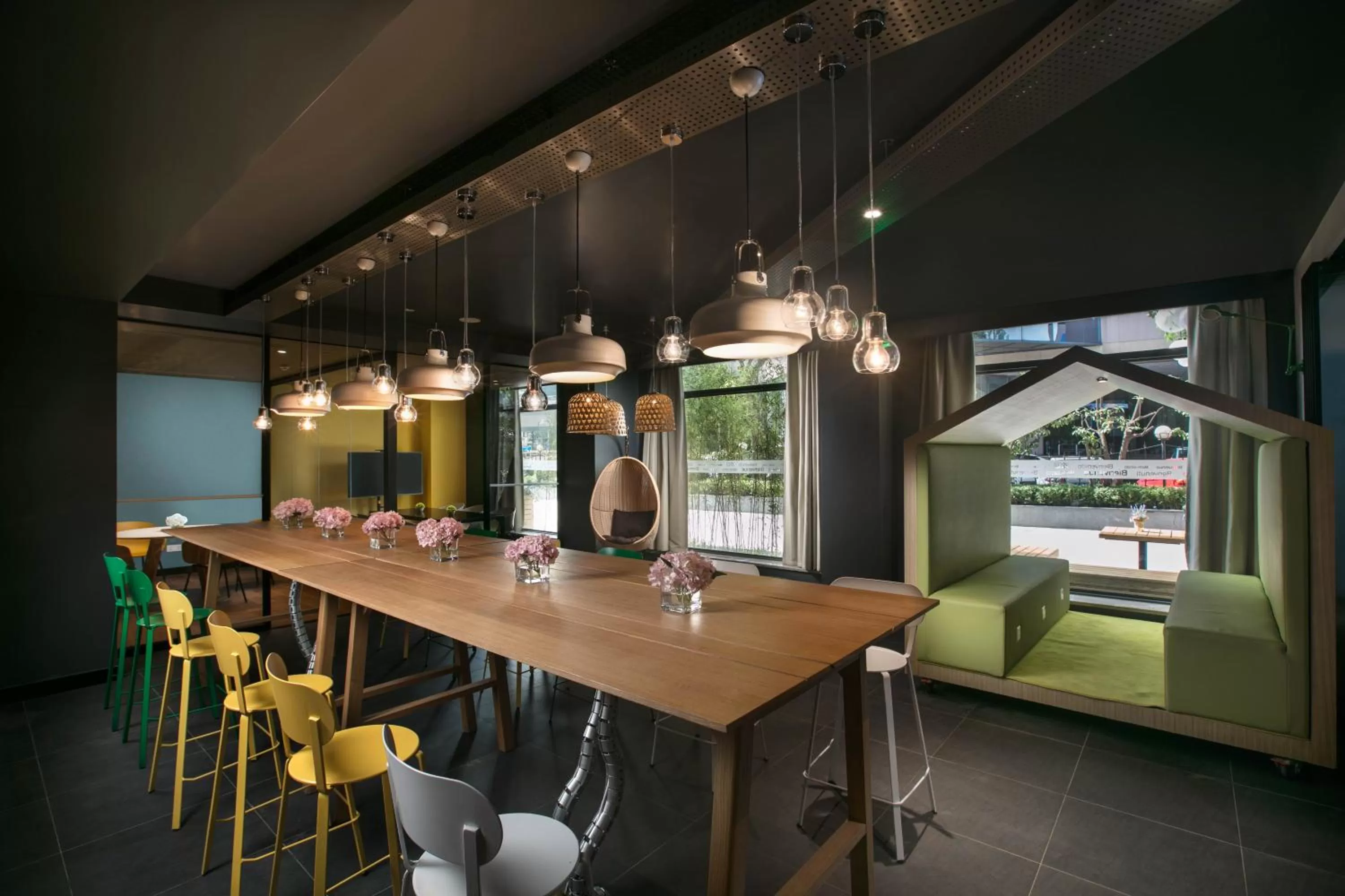 Library in Campanile Hotel - Shanghai Jing'an Temple