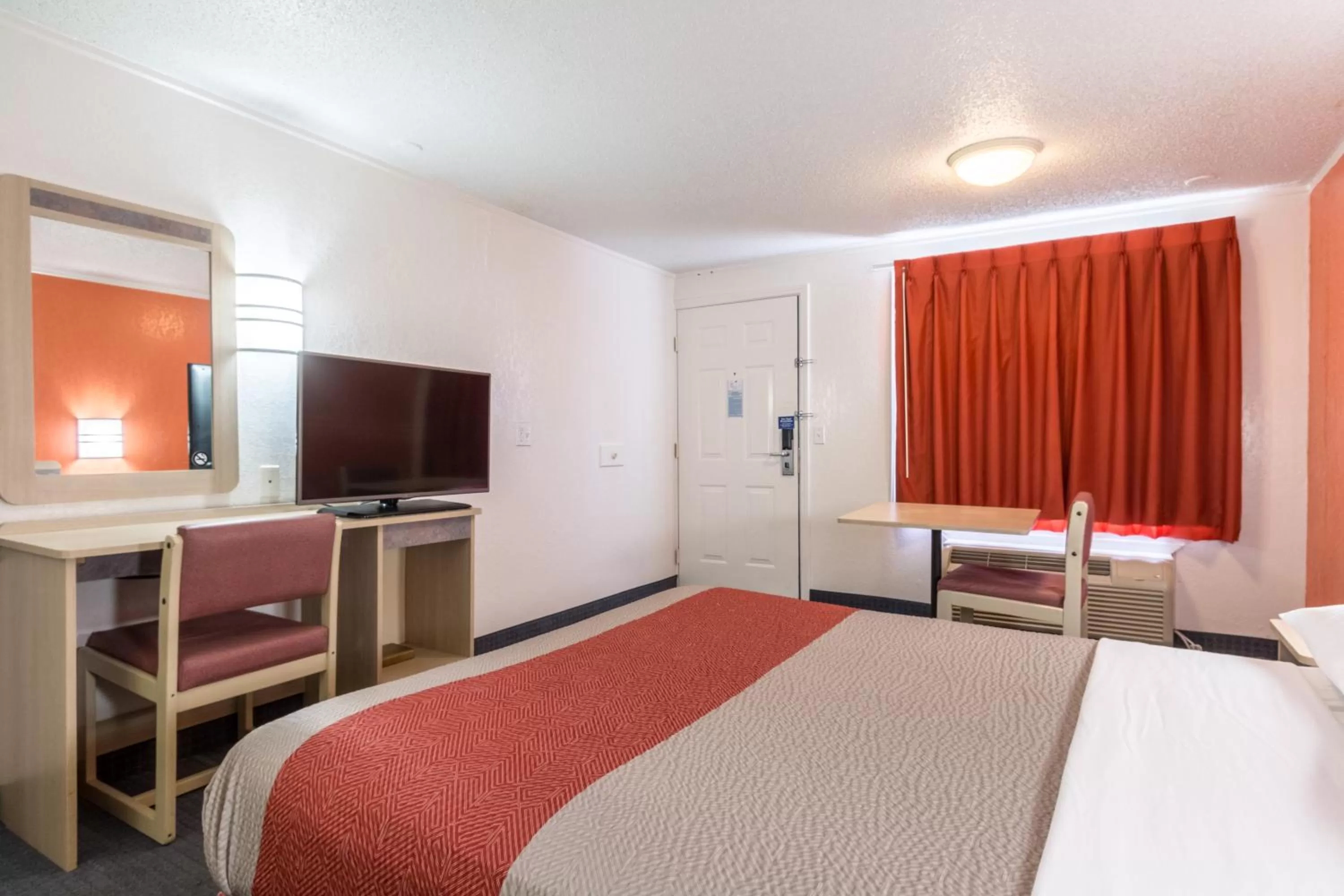 Bedroom, Bed in Travelodge by Wyndham Lansing