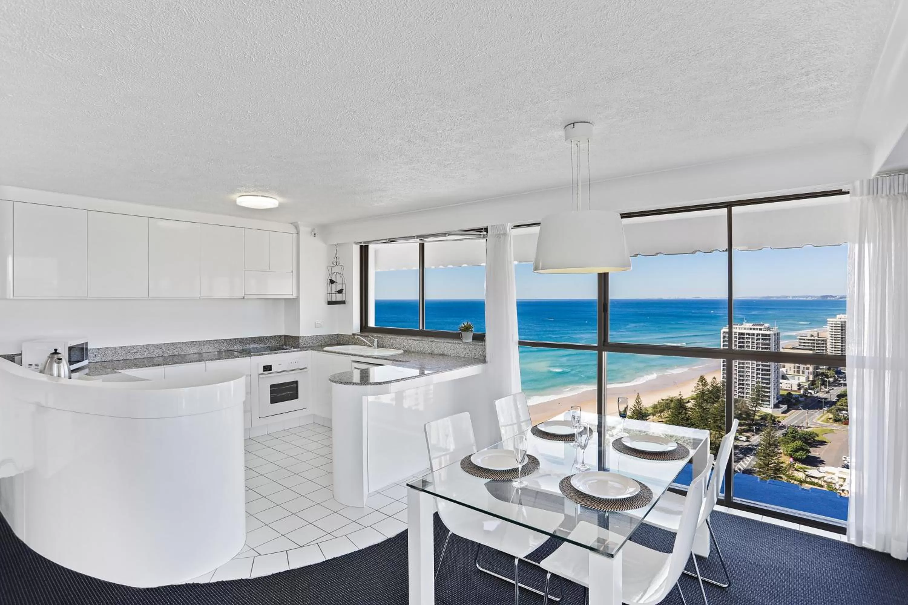 Kitchen or kitchenette in De Ville Apartments