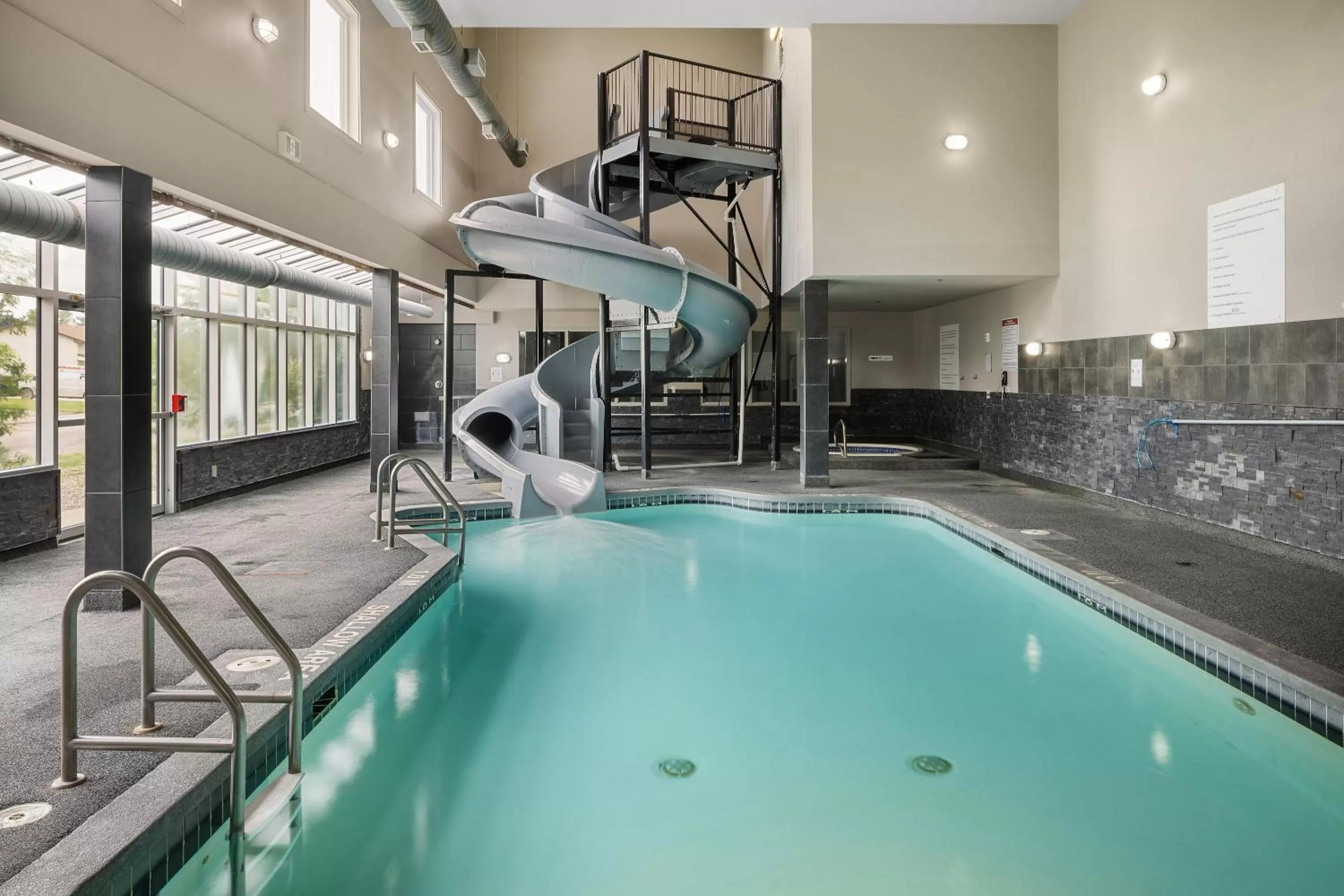 Swimming pool in Home Inn & Suites Yorkton