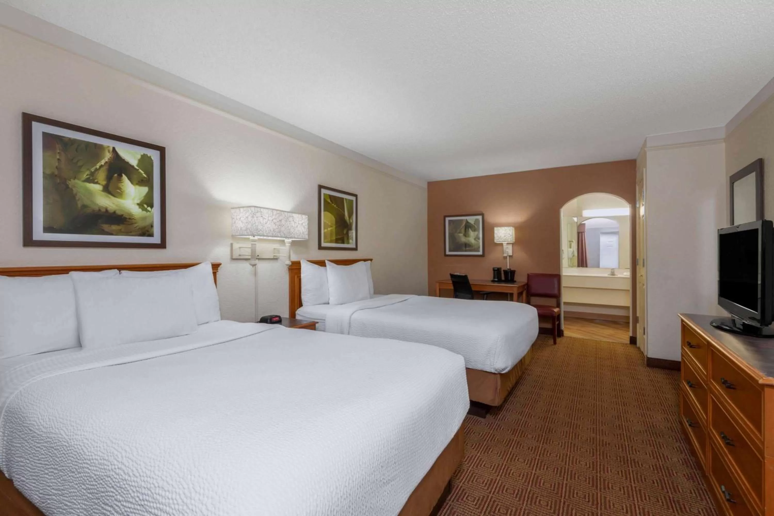 Photo of the whole room, Bed in La Quinta East Deerfield Beach - Boca Raton