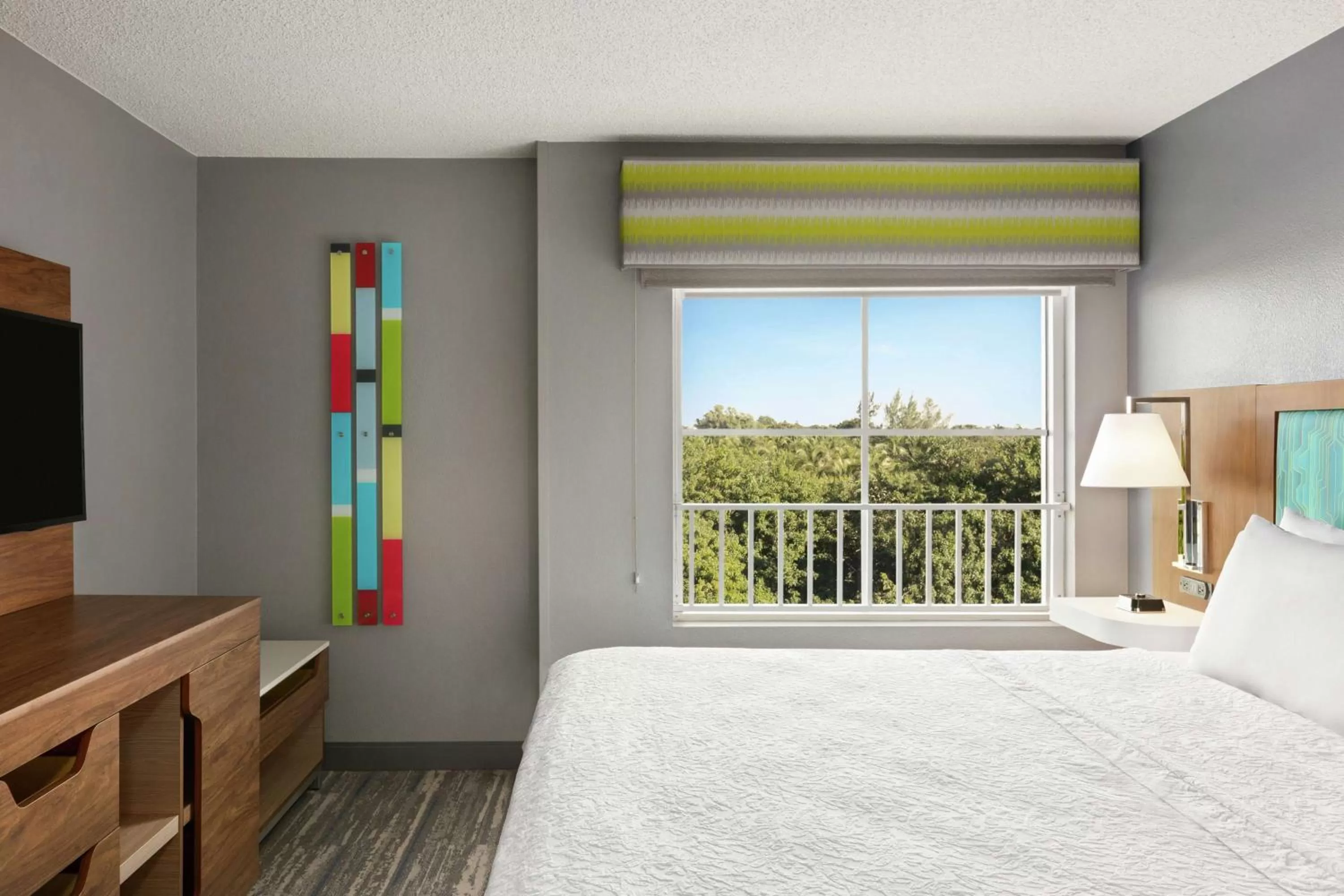 Bed in Hampton Inn & Suites Fort Lauderdale Airport