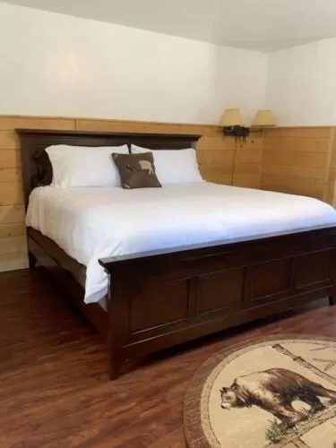 Deluxe Single Room - single occupancy in Chinook Winds Lodge