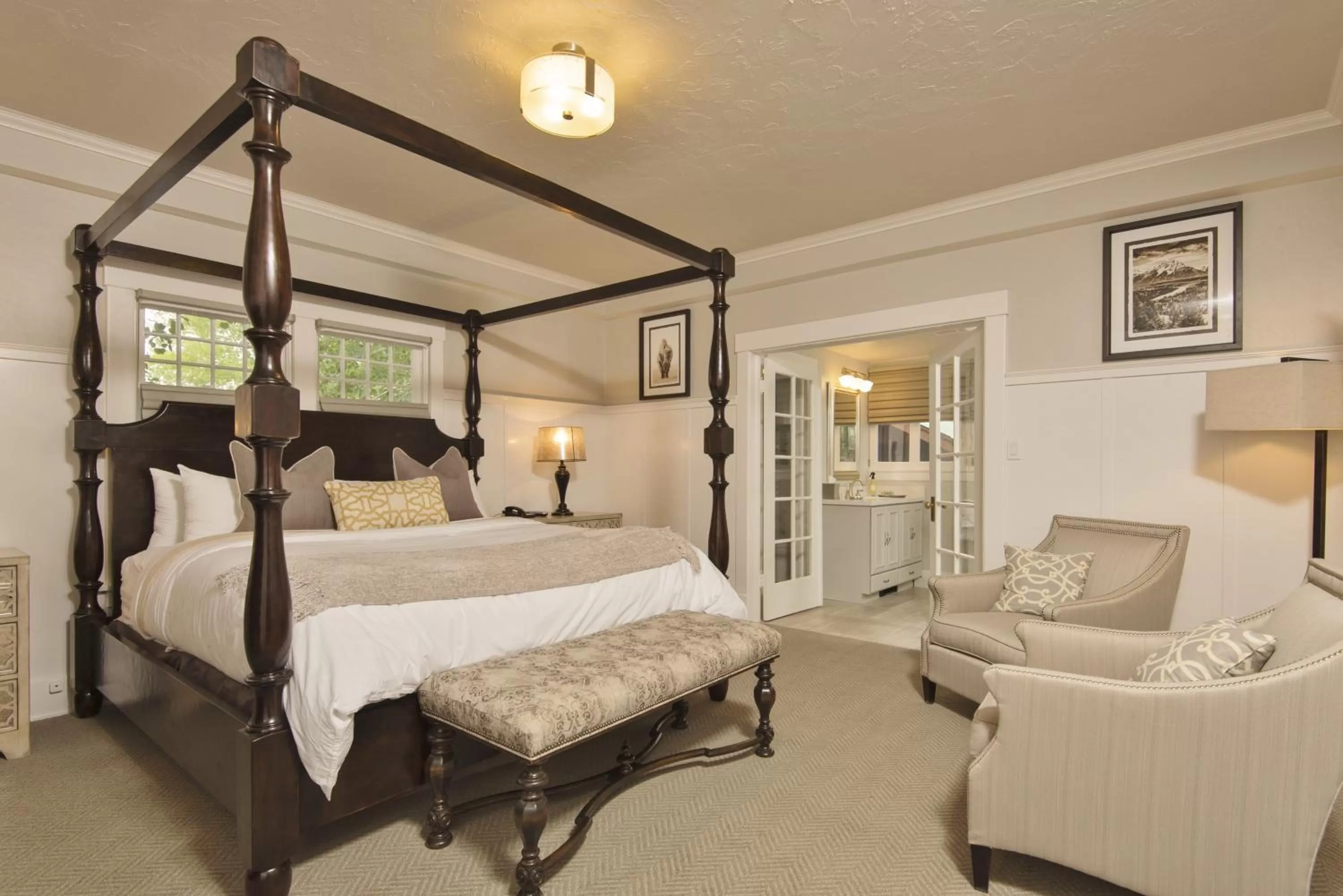 Deluxe Suite with Spa Bath in Huff House Inn and Cabins