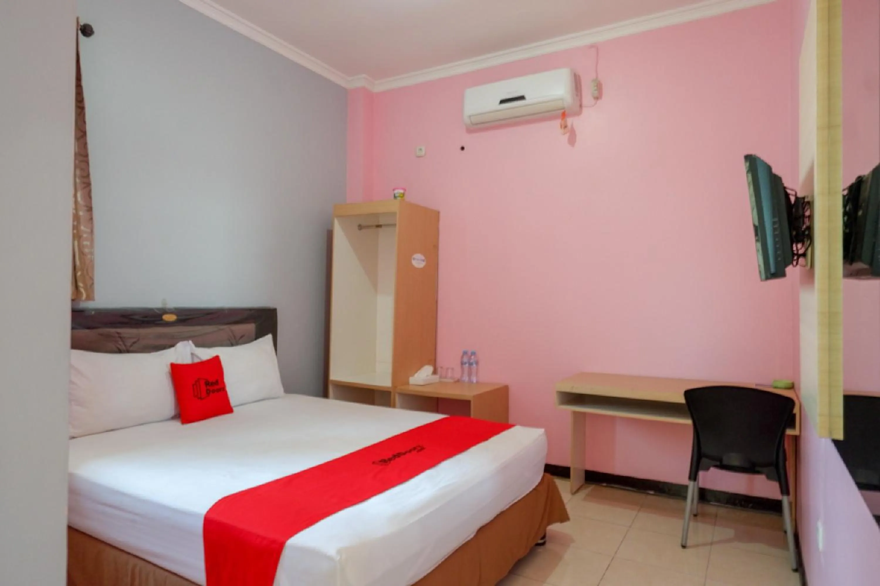 Bedroom, Bed in RedDoorz Plus Syariah @ Hotel Boulevard Luwuk