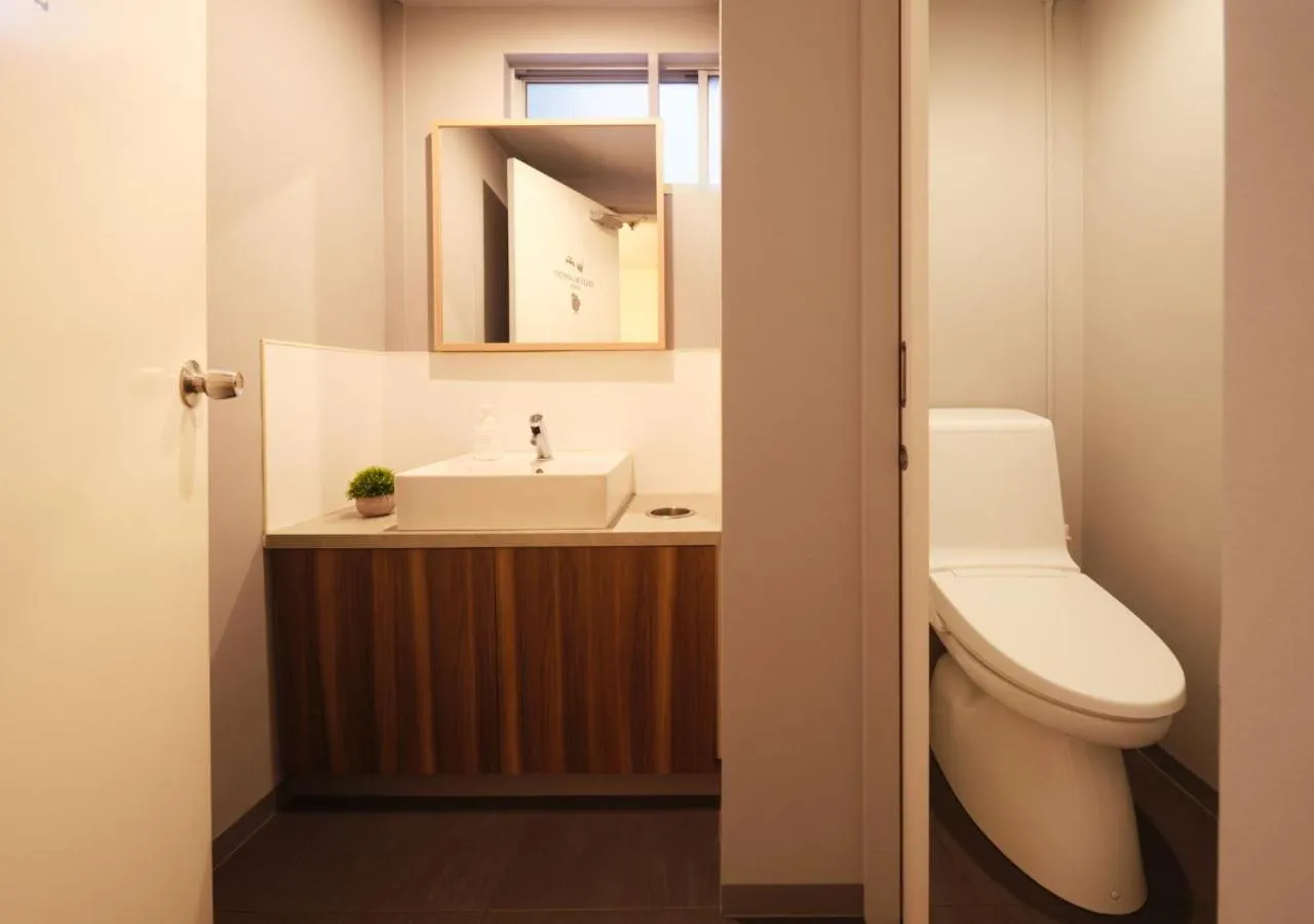 Toilet in Hotel Graphy Nezu