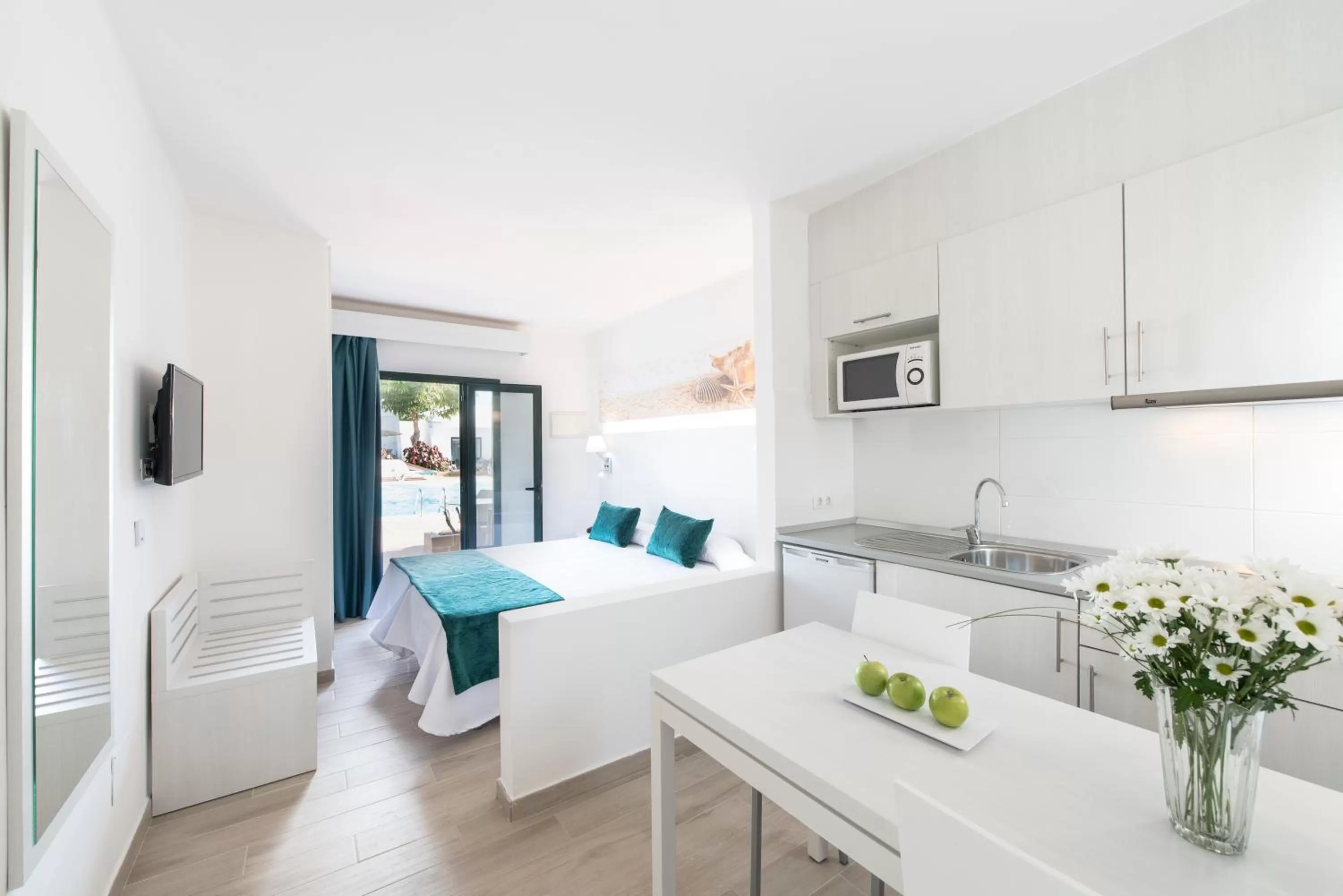 Kitchen or kitchenette in Hotel THB Flora