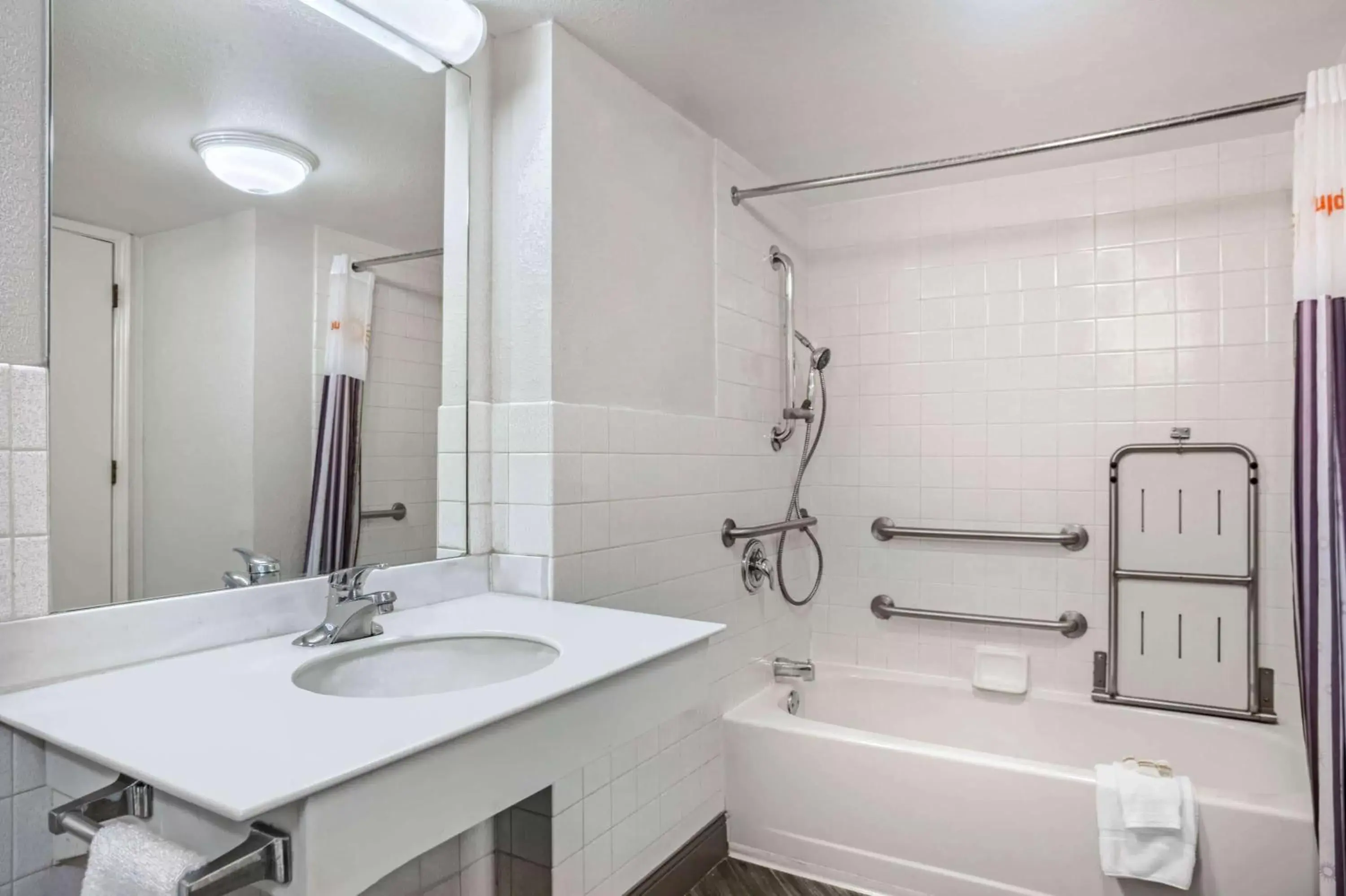 Deluxe King Room with Mobility Access and Bathtub with Grab Bars - Non-Smoking in La Quinta Inn by Wyndham Fresno Yosemite Deluxe King Room with Mobility Access and Bathtub with Grab Bars - Non-Smoking in La Quinta Inn by Wyndham Fresno Yosemite