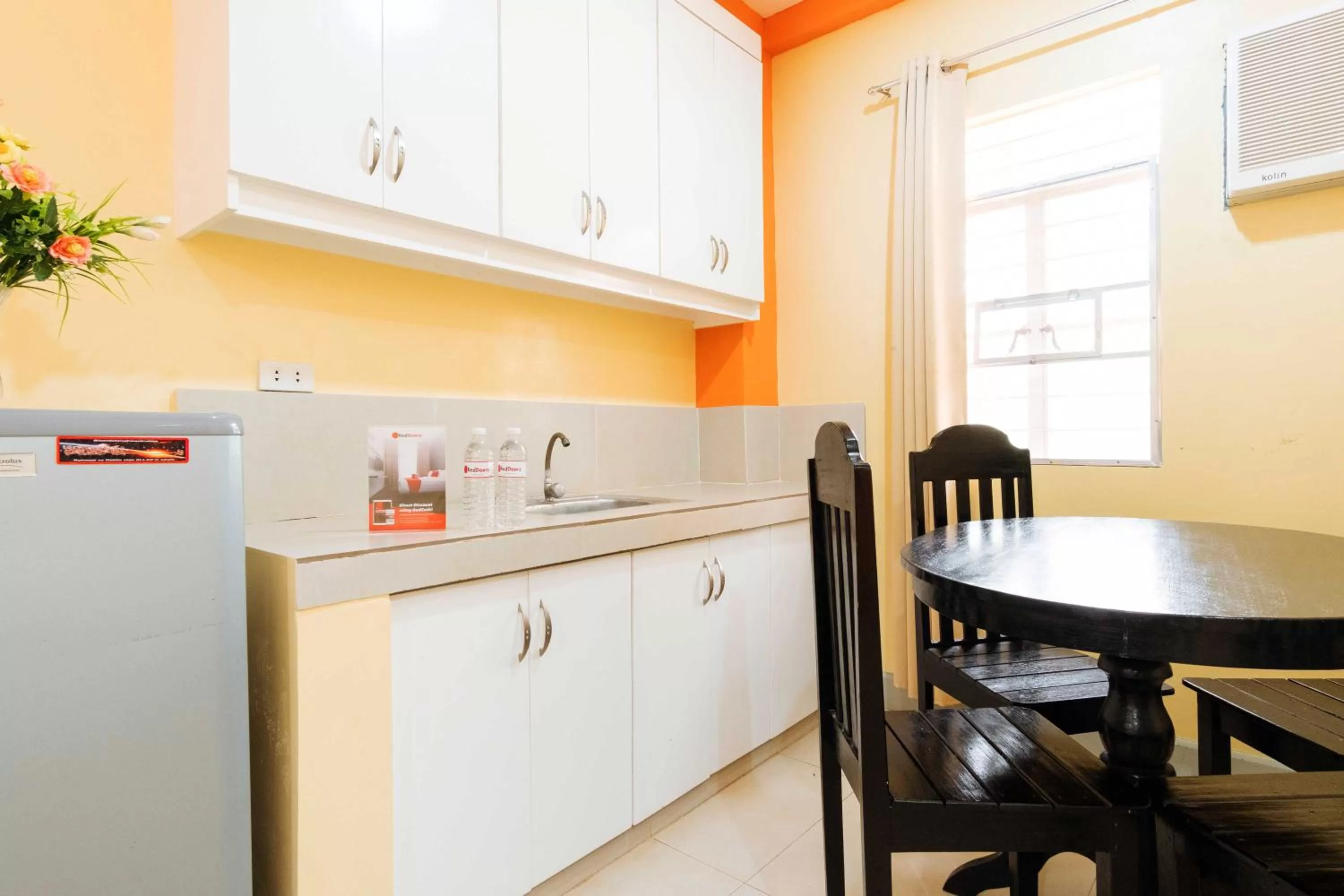 Kitchen or kitchenette in RedDoorz Premium @ Gabinete Road Palawan