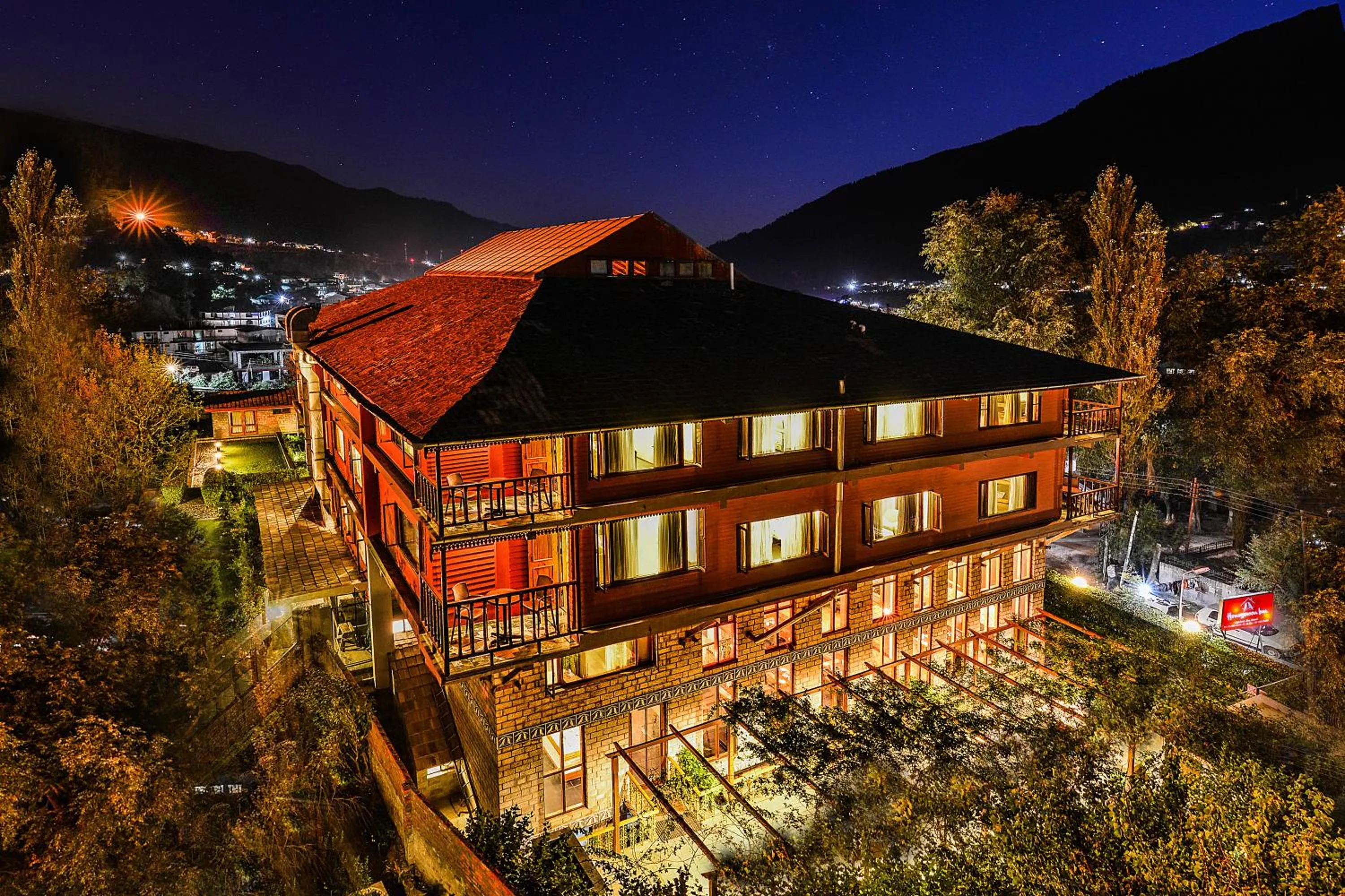 Bird's eye view in Honeymoon Inn Manali