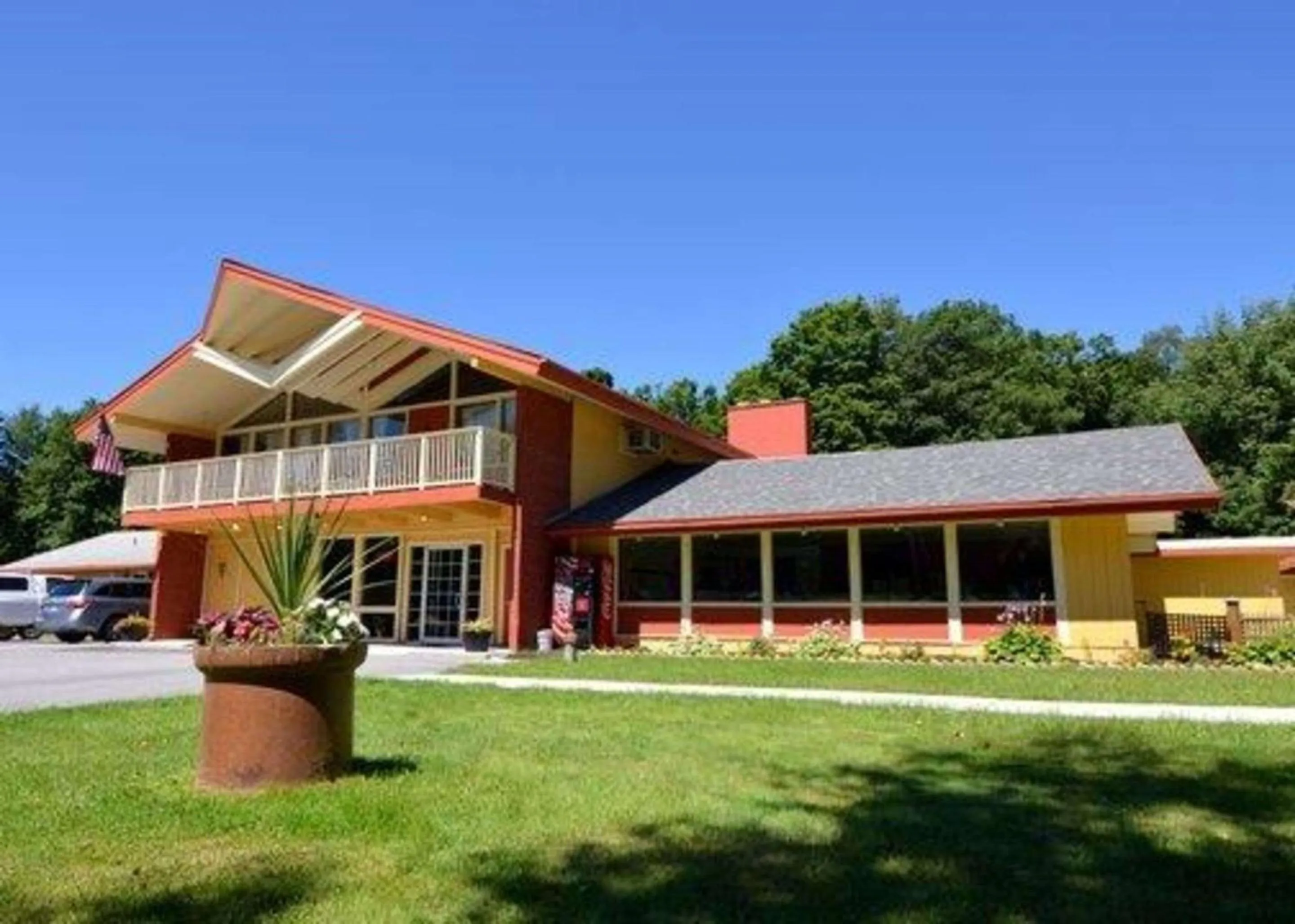 Property Building in Econo Lodge Manchester Center