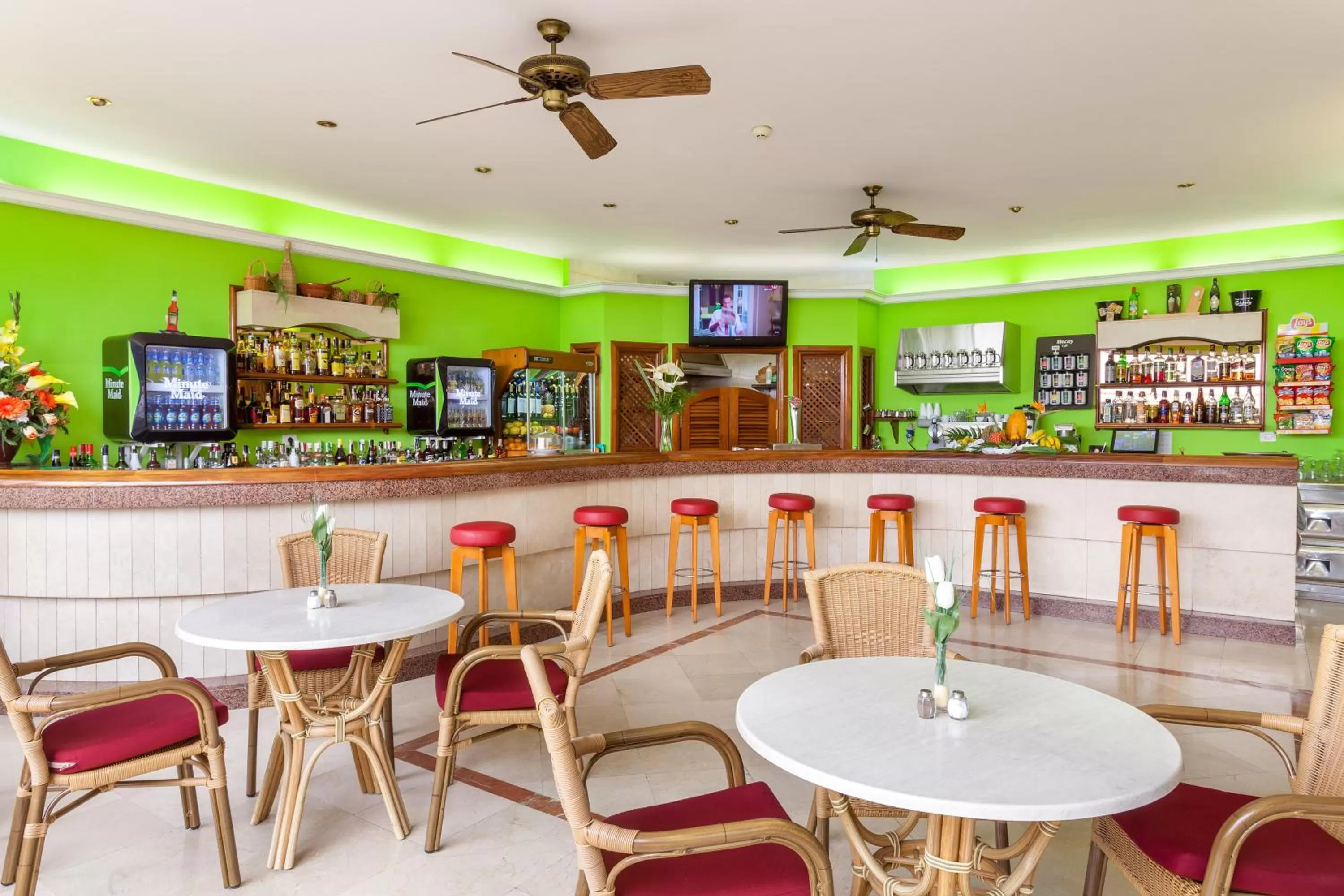 Lounge or bar in Apartamentos Masaru