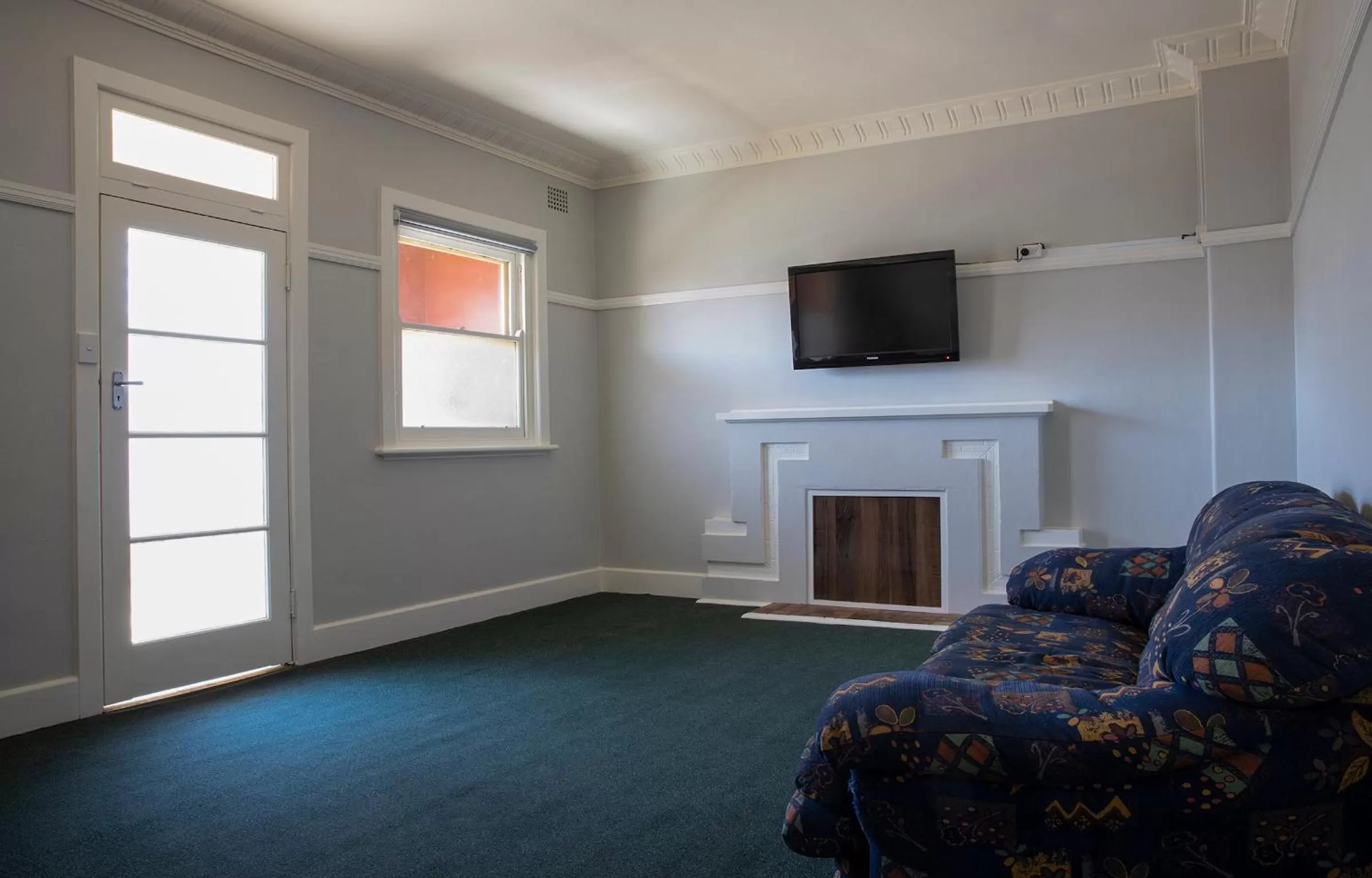 Communal lounge/ TV room in Criterion Hotel Gundagai