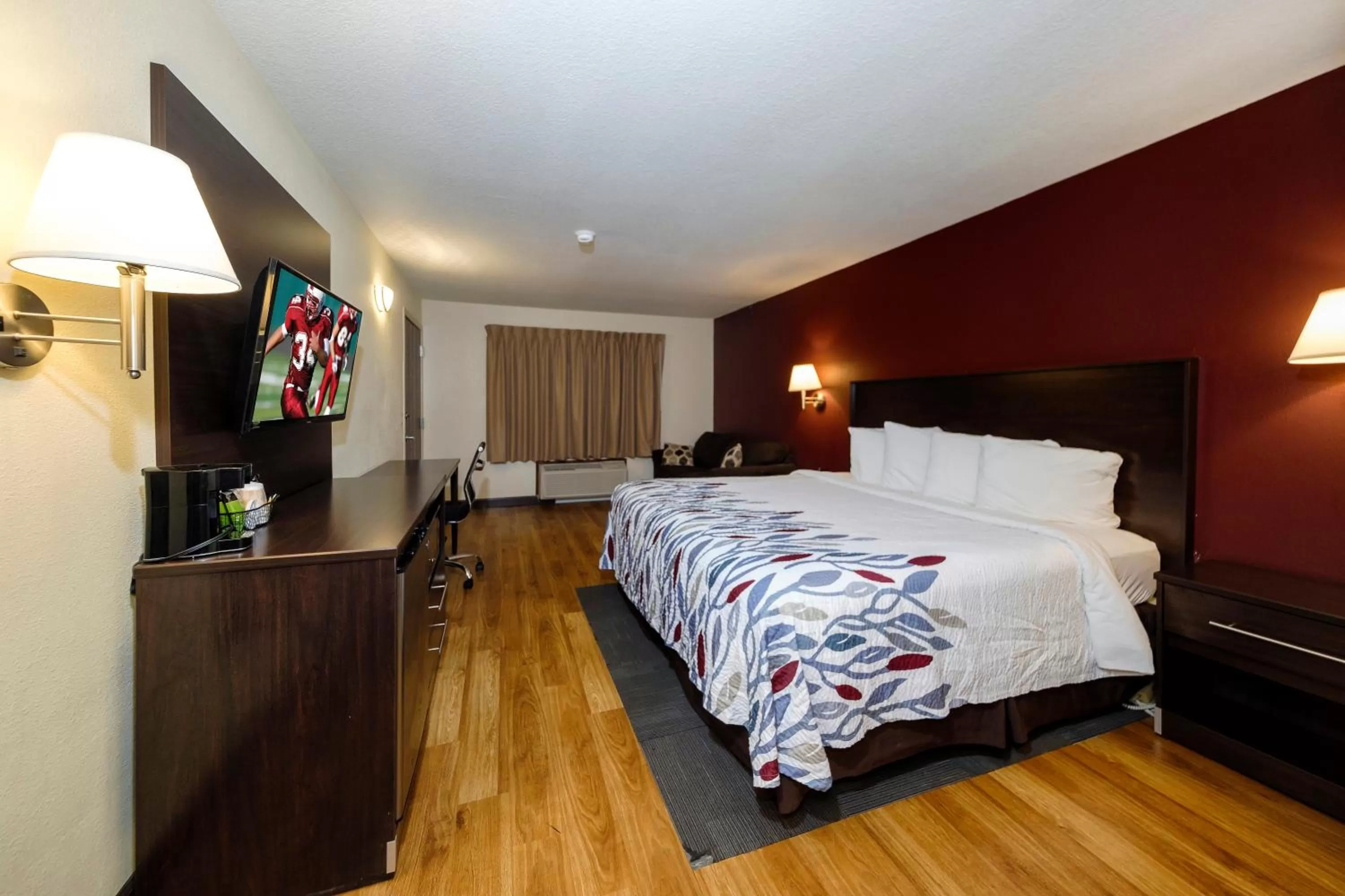 Photo of the whole room, Bed in Red Roof Inn Osage Beach - Lake of the Ozarks