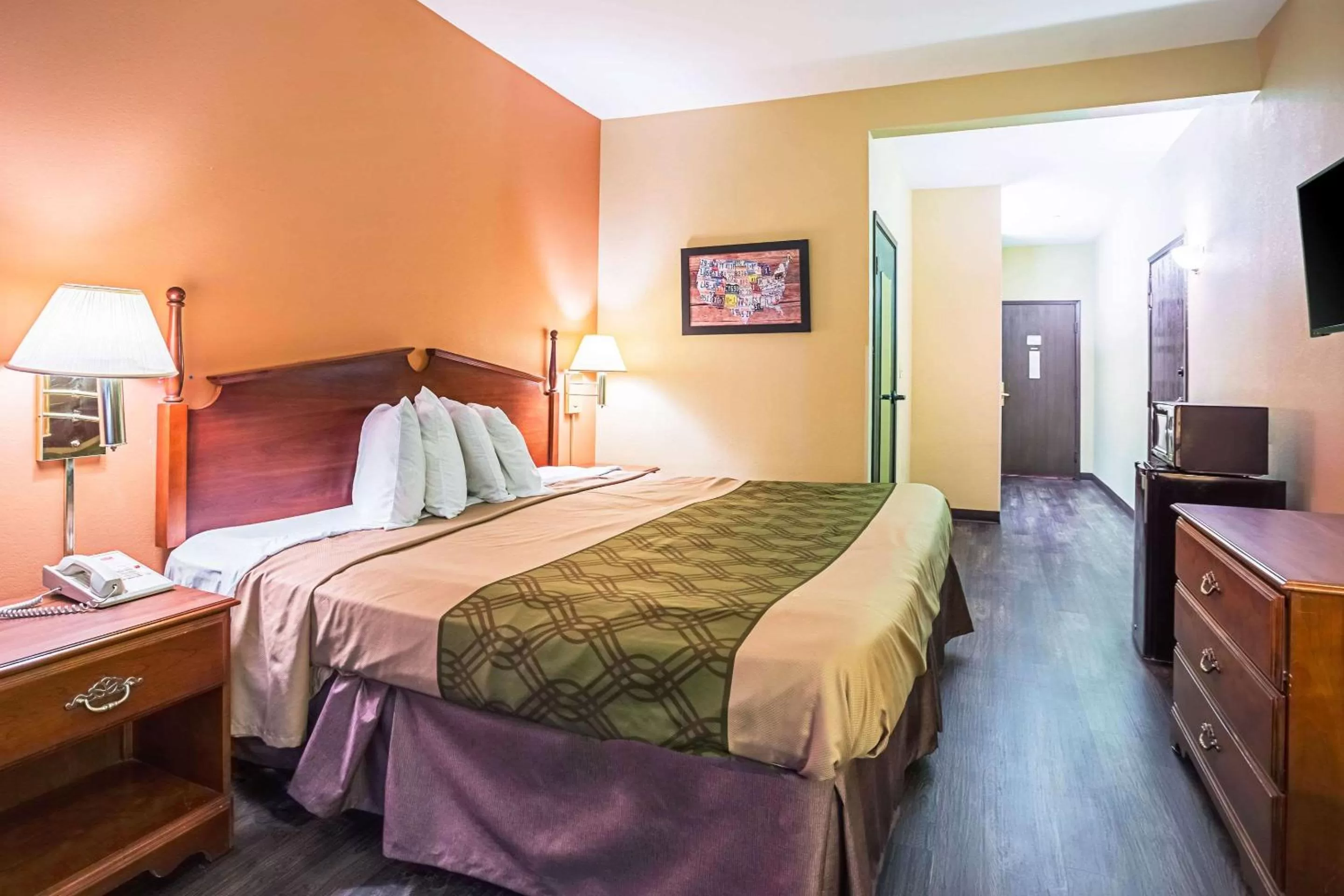 Photo of the whole room, Bed in Econo Lodge Inn & Suites Ripley