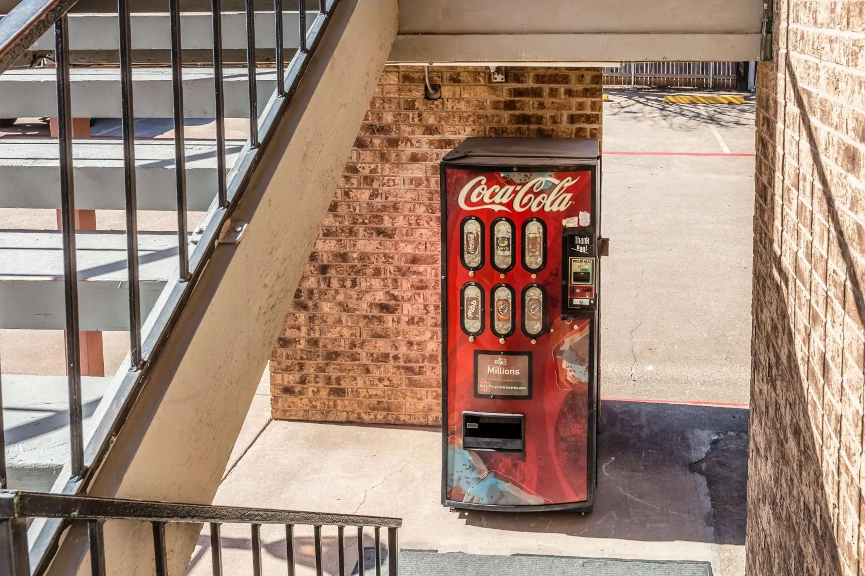 Property building in Motel 6-Arlington, TX - UTA