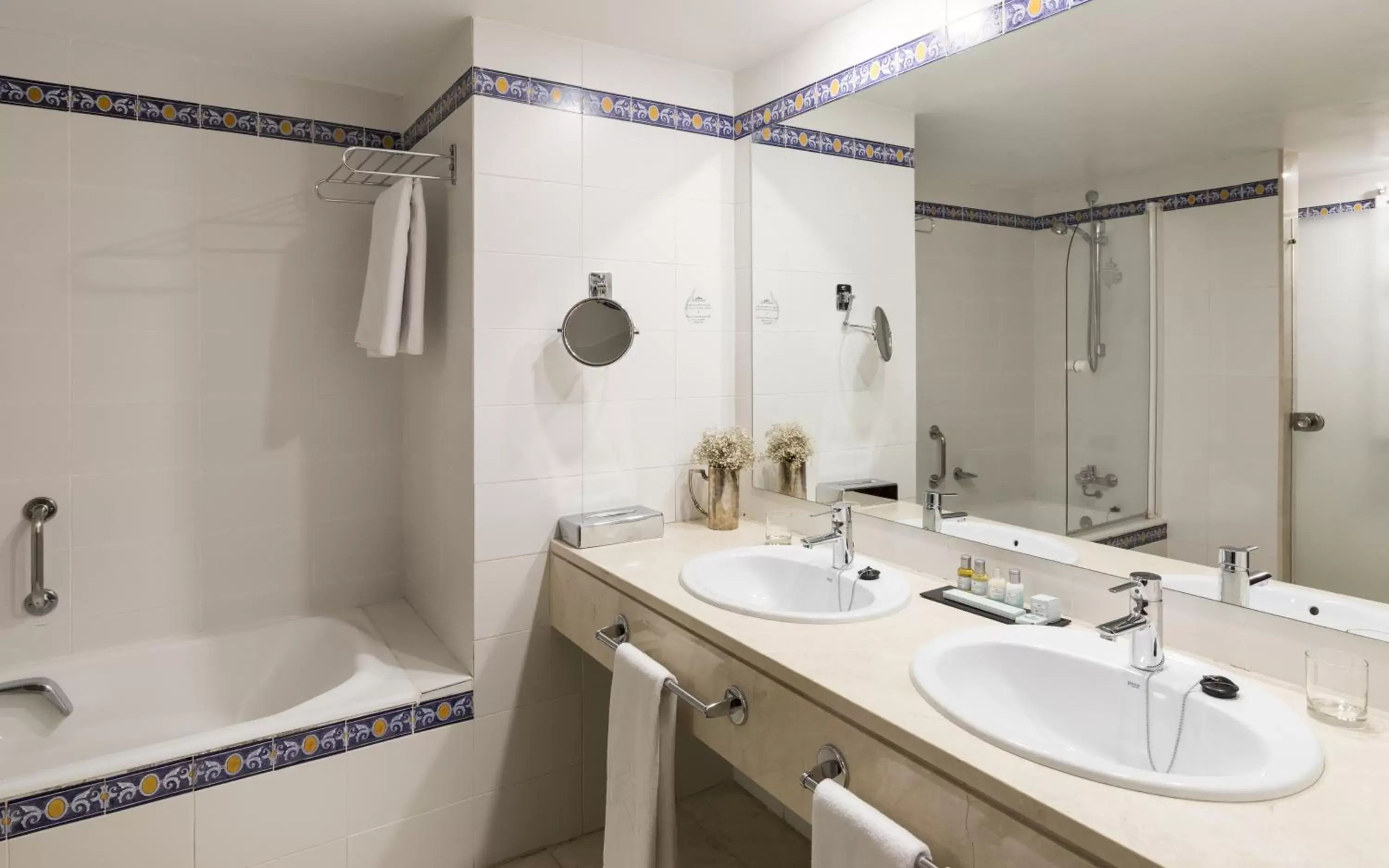 Twin Room with Extra Bed (2 Adults + 1 Child) in Parador de Siguenza Twin Room with Extra Bed (2 Adults + 1 Child) in Parador de Siguenza