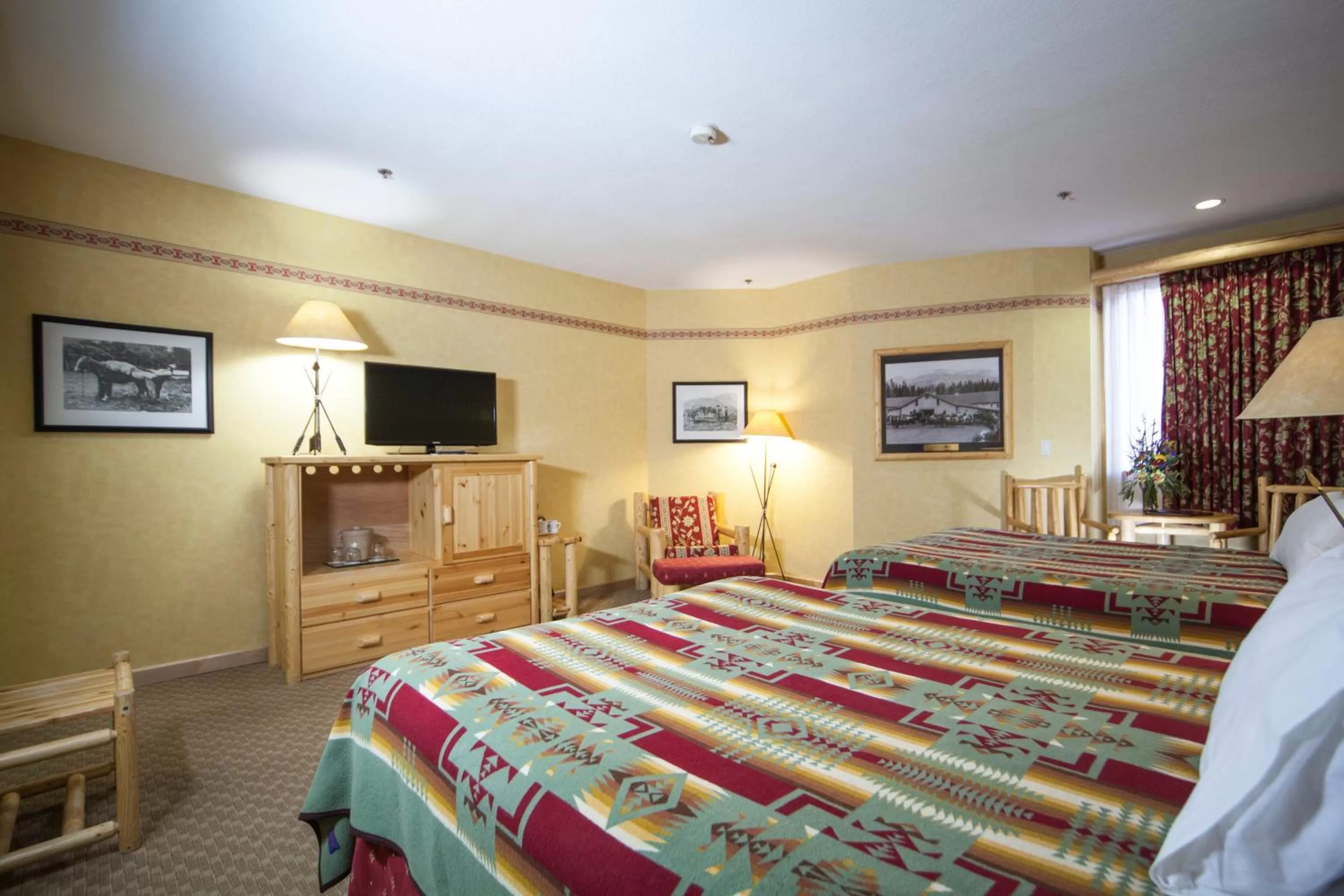 Deluxe Queen Room with Two Queen Beds in Brewster Mountain Lodge