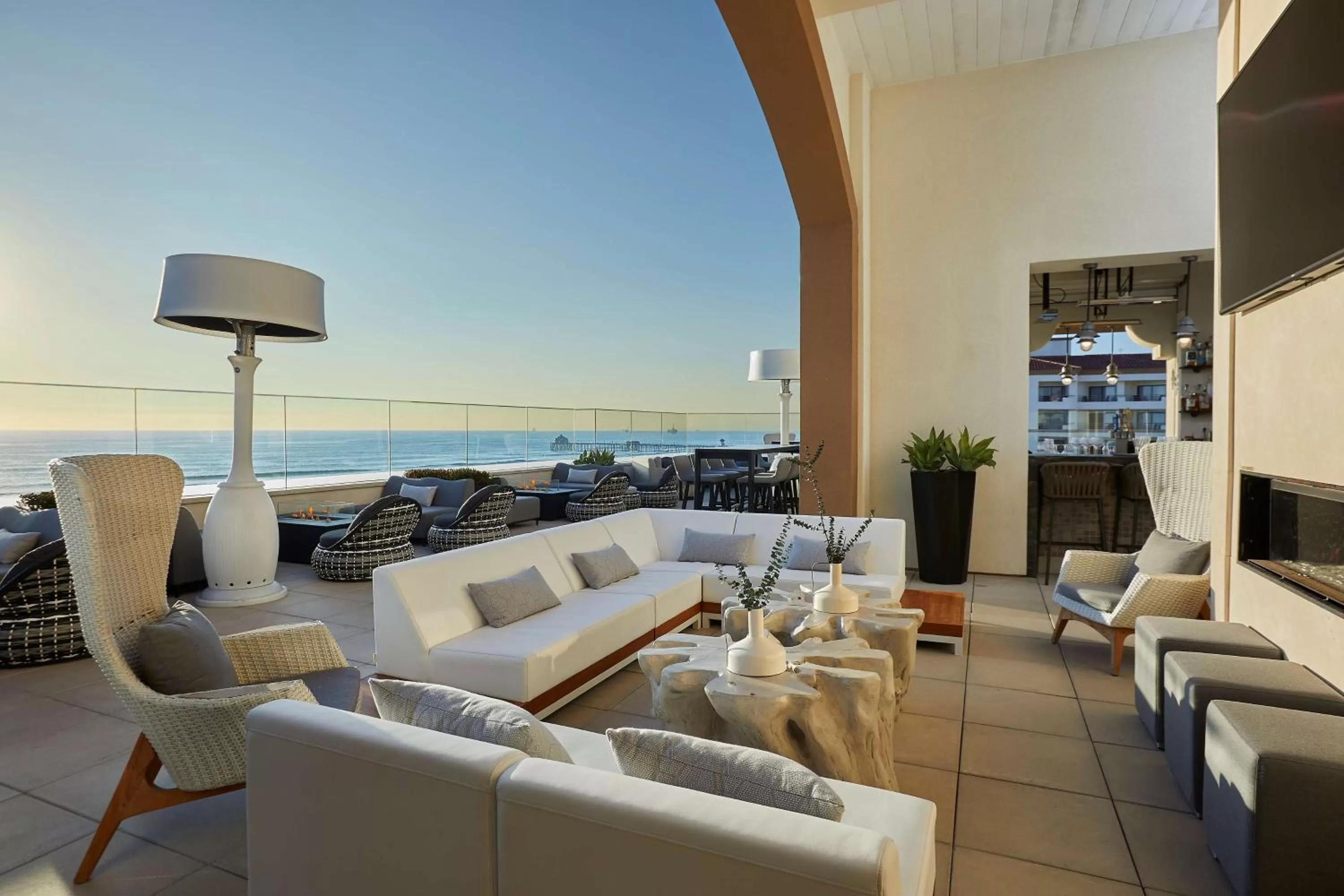 Restaurant/places to eat in The Waterfront Beach Resort, A Hilton Hotel