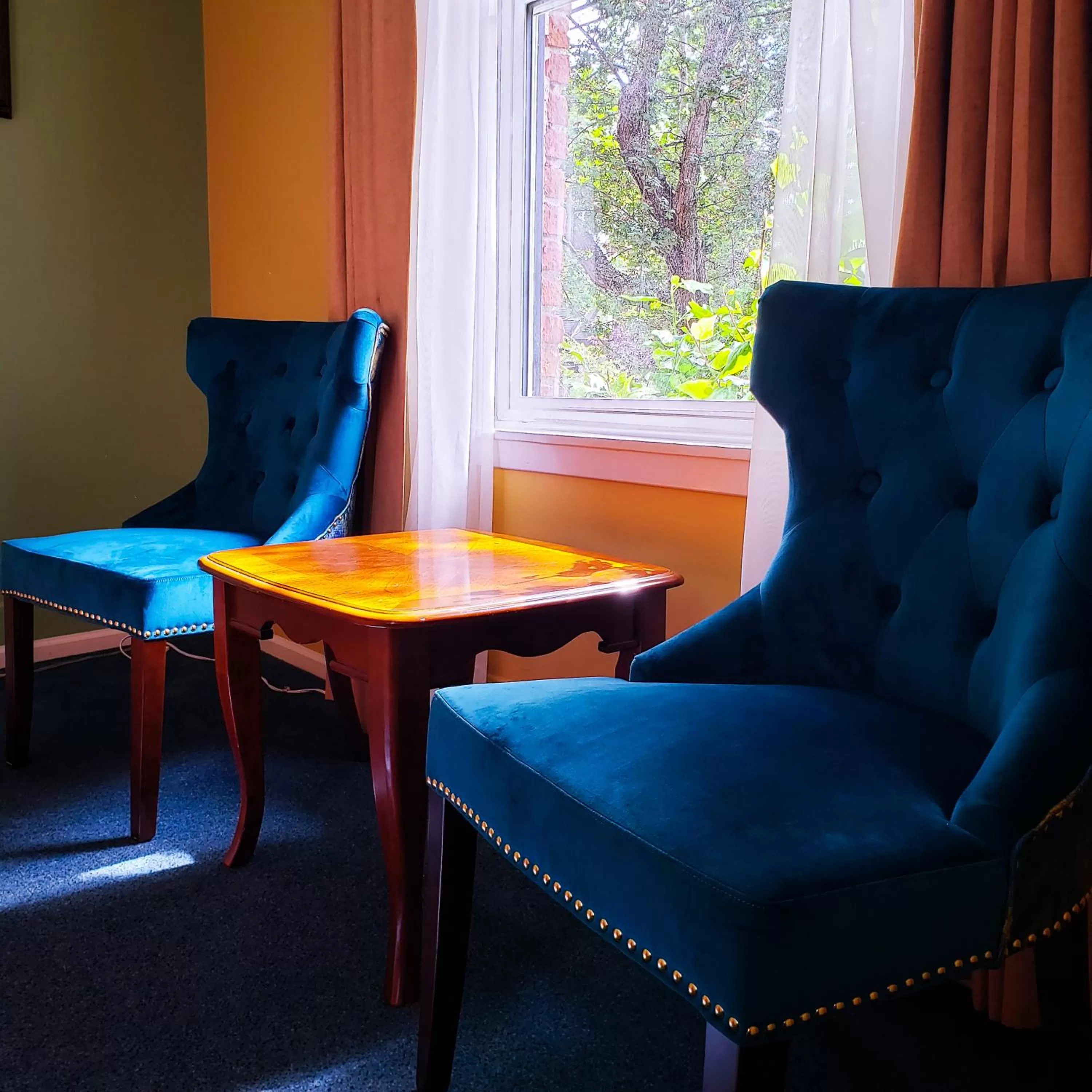 Seating area in James Bay Inn Hotel, Suites & Cottage