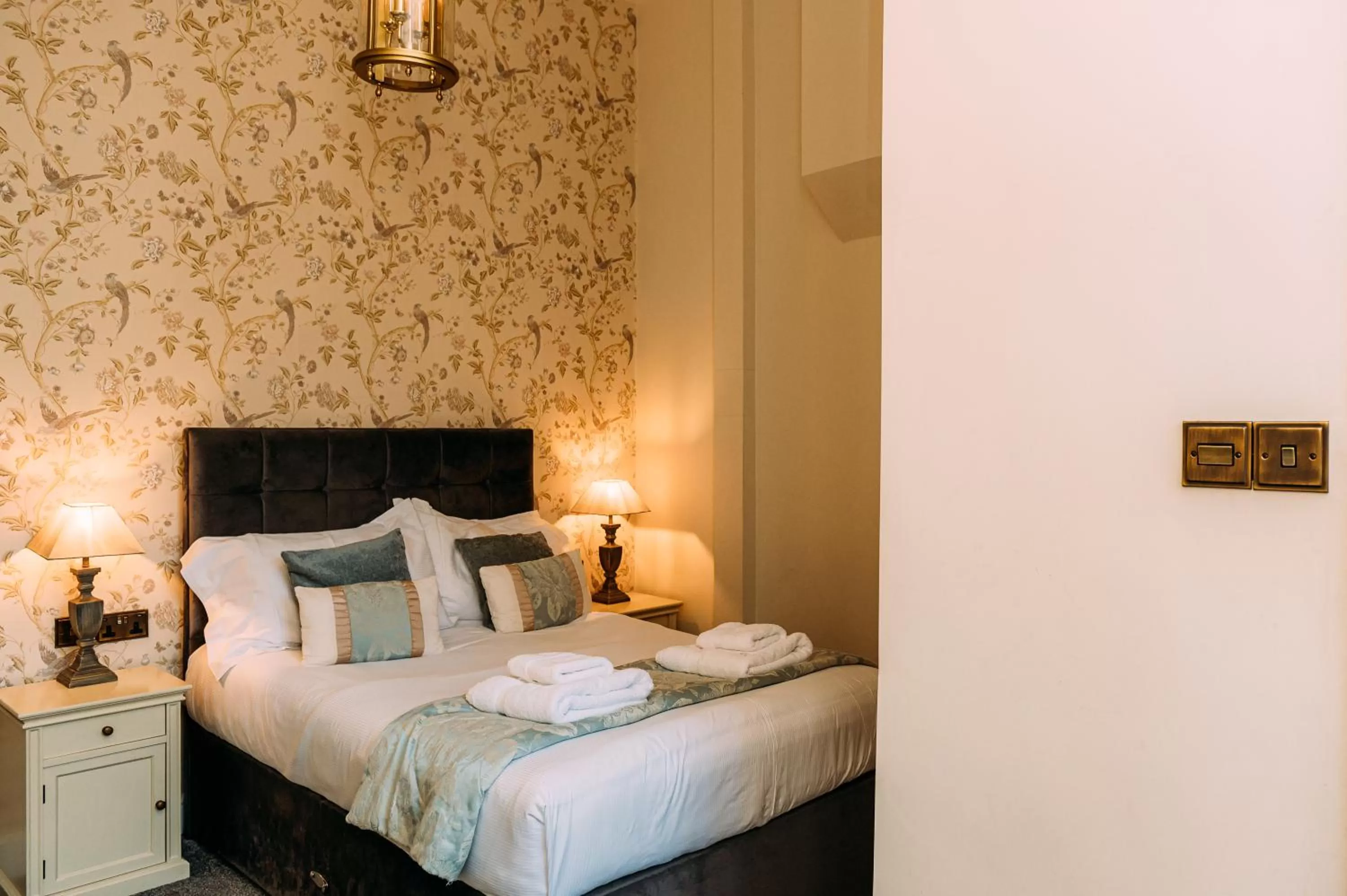 Bed in The Queens Hotel