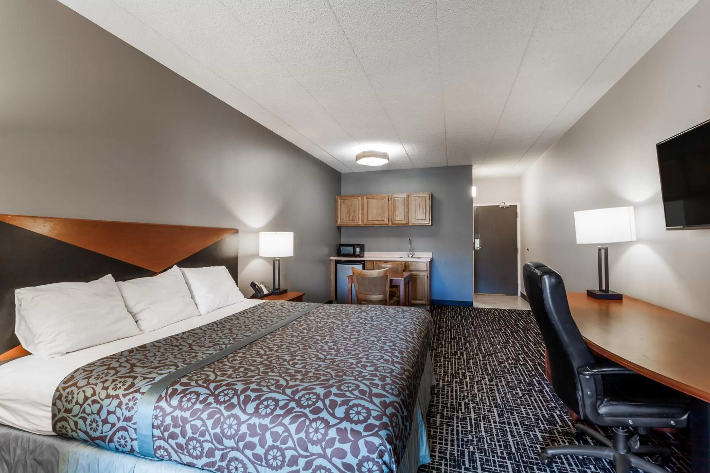 Photo of the whole room, Bed in Days Inn & Suites by Wyndham Lancaster Amish Country