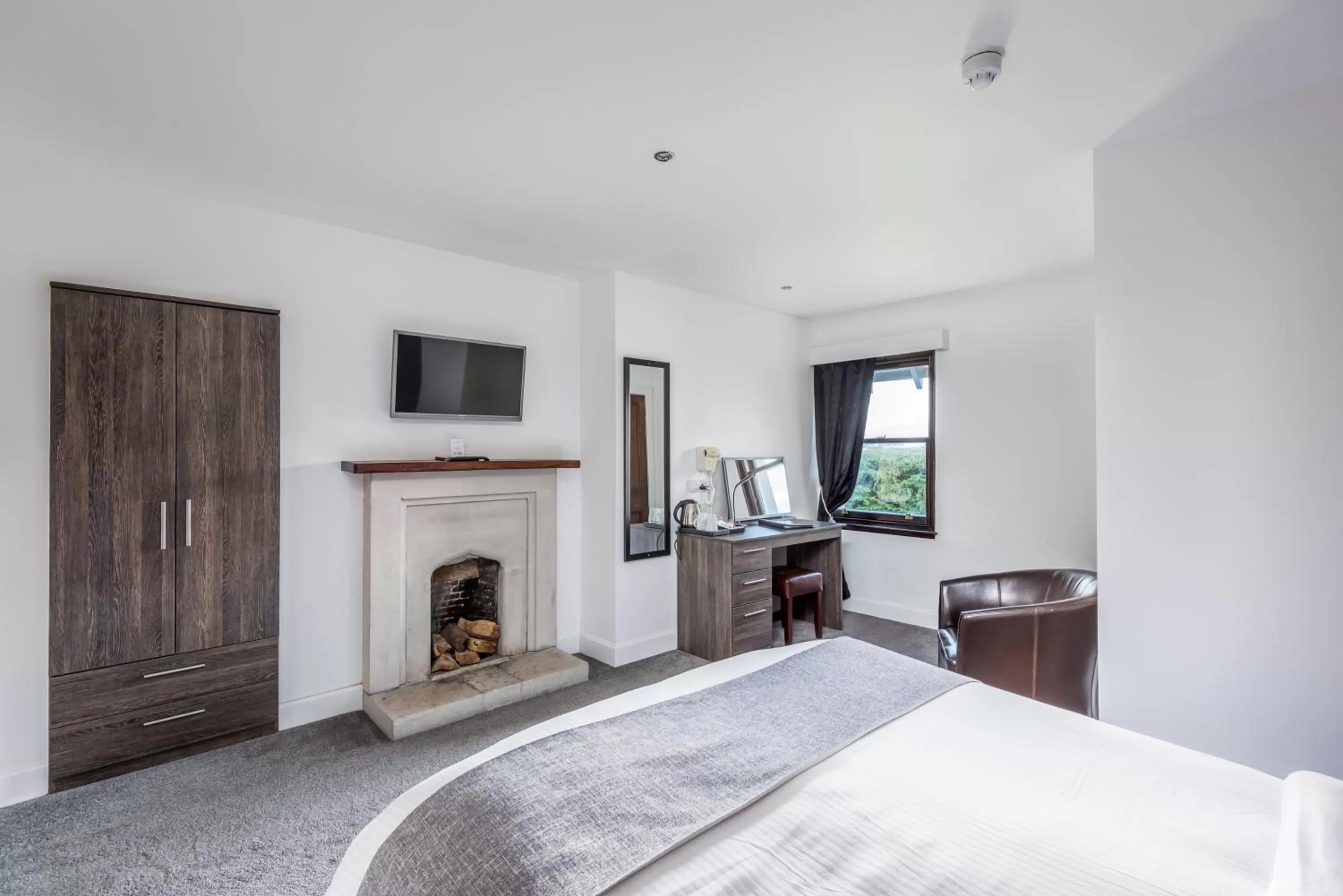 Bed in Grey Harlings Rooms