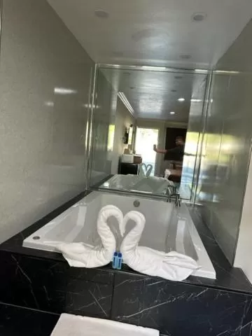 Hot Tub in Chino Motel