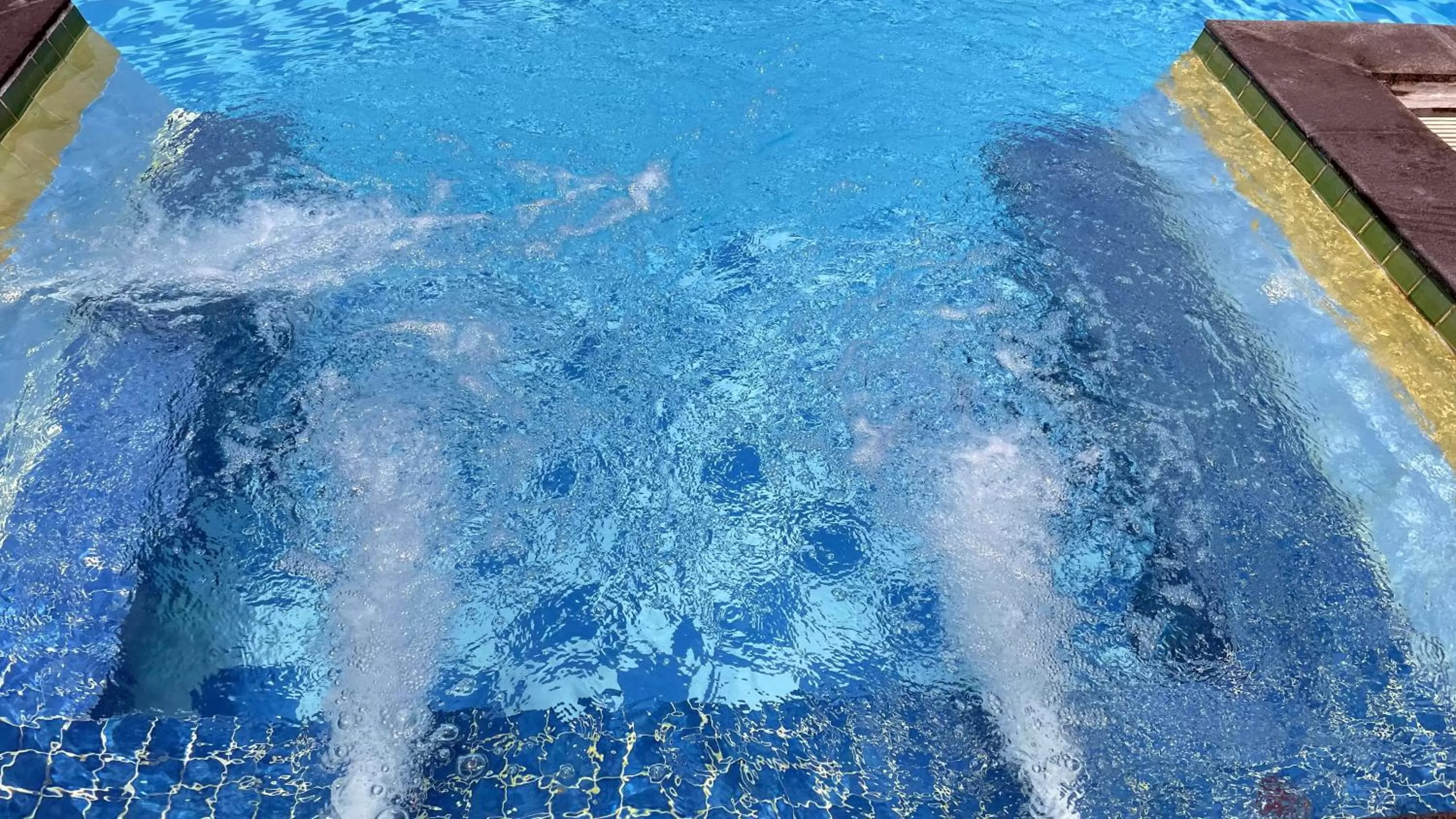 Hot Tub in Doo Dee Boutique Resort by Swiss Chalet