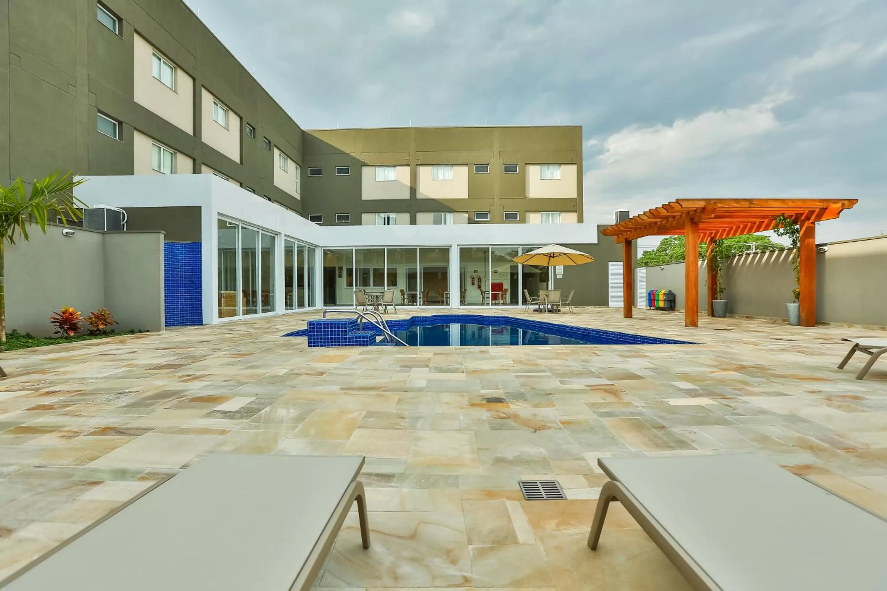 Swimming pool in Comfort Mogi Guaçu