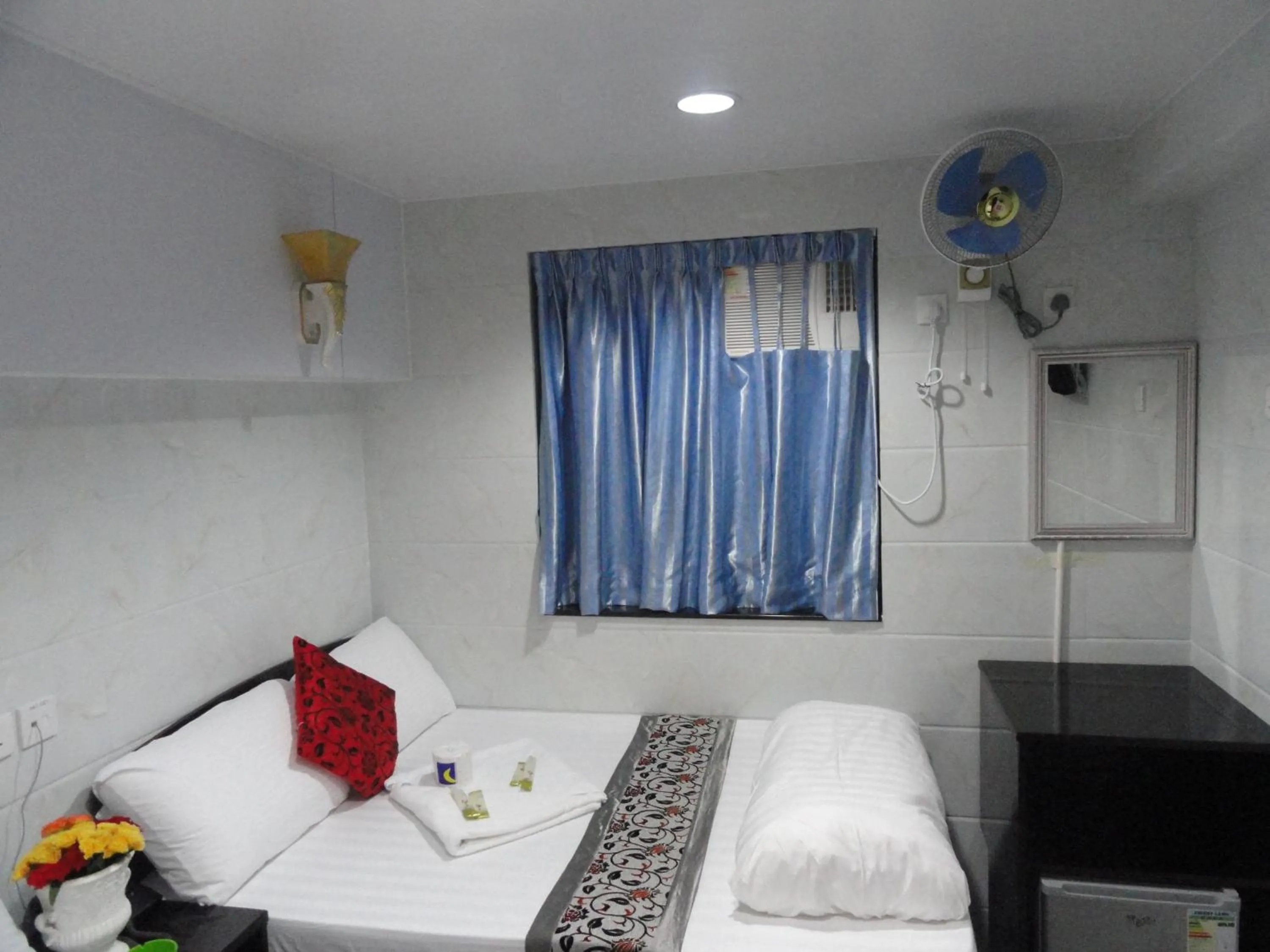 Night, Bed in Paris Guest House DHILLON HOTEL HK LTD 24 HOUR RECEPTION BLOCK D E 10F