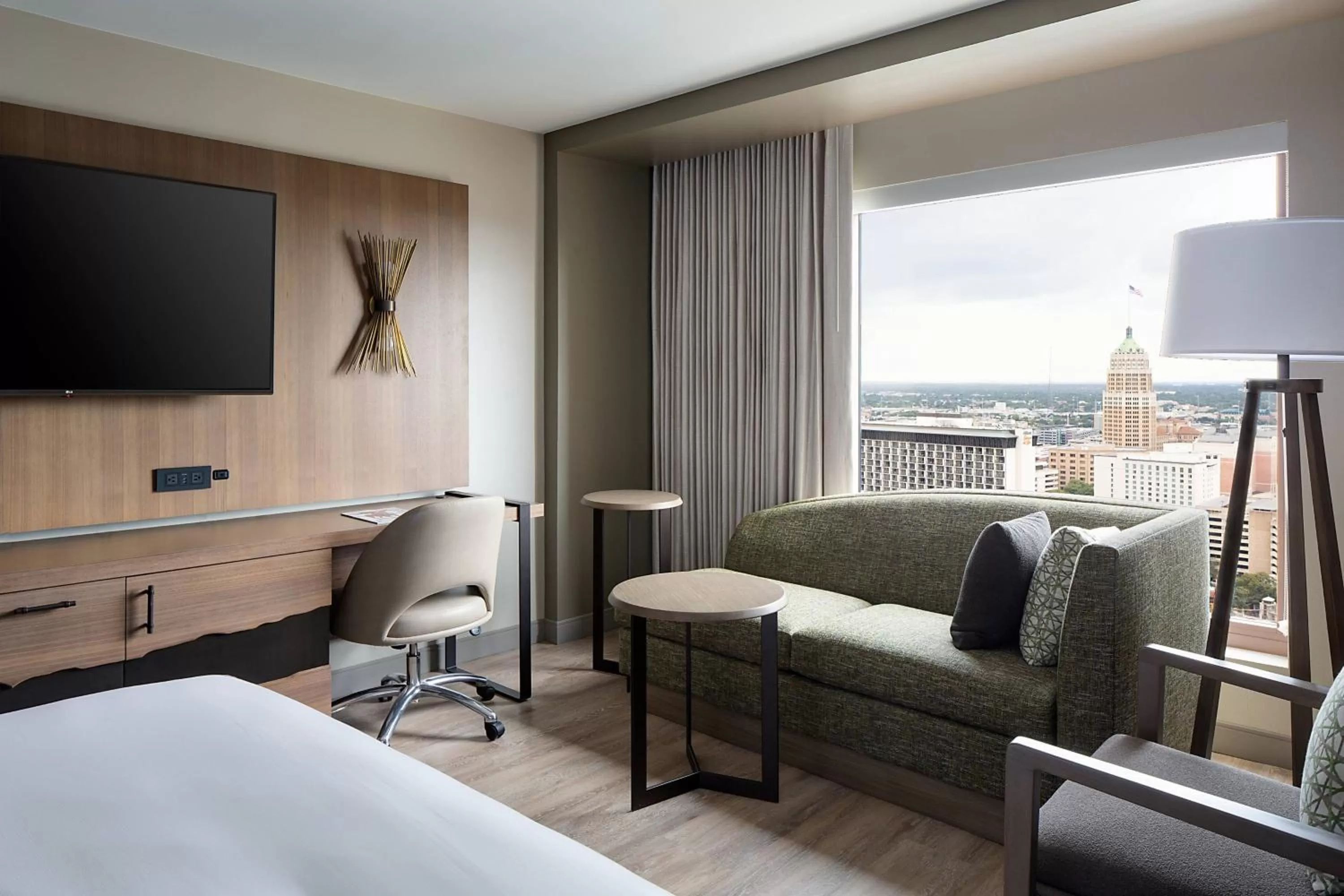 Photo of the whole room, Bed in San Antonio Marriott Rivercenter on the River Walk