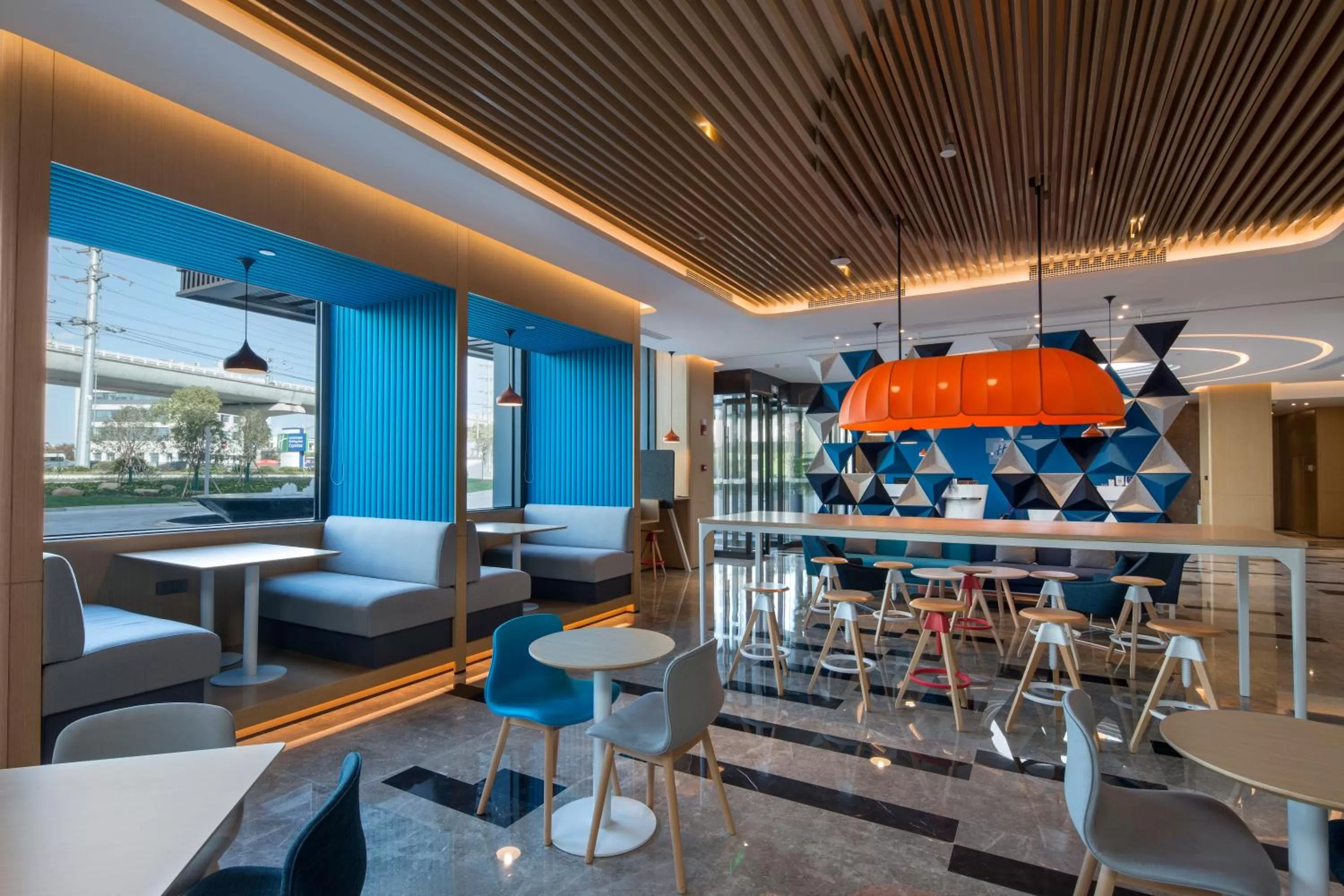 Lounge or bar in Holiday Inn Express Shanghai Kangqiao by IHG