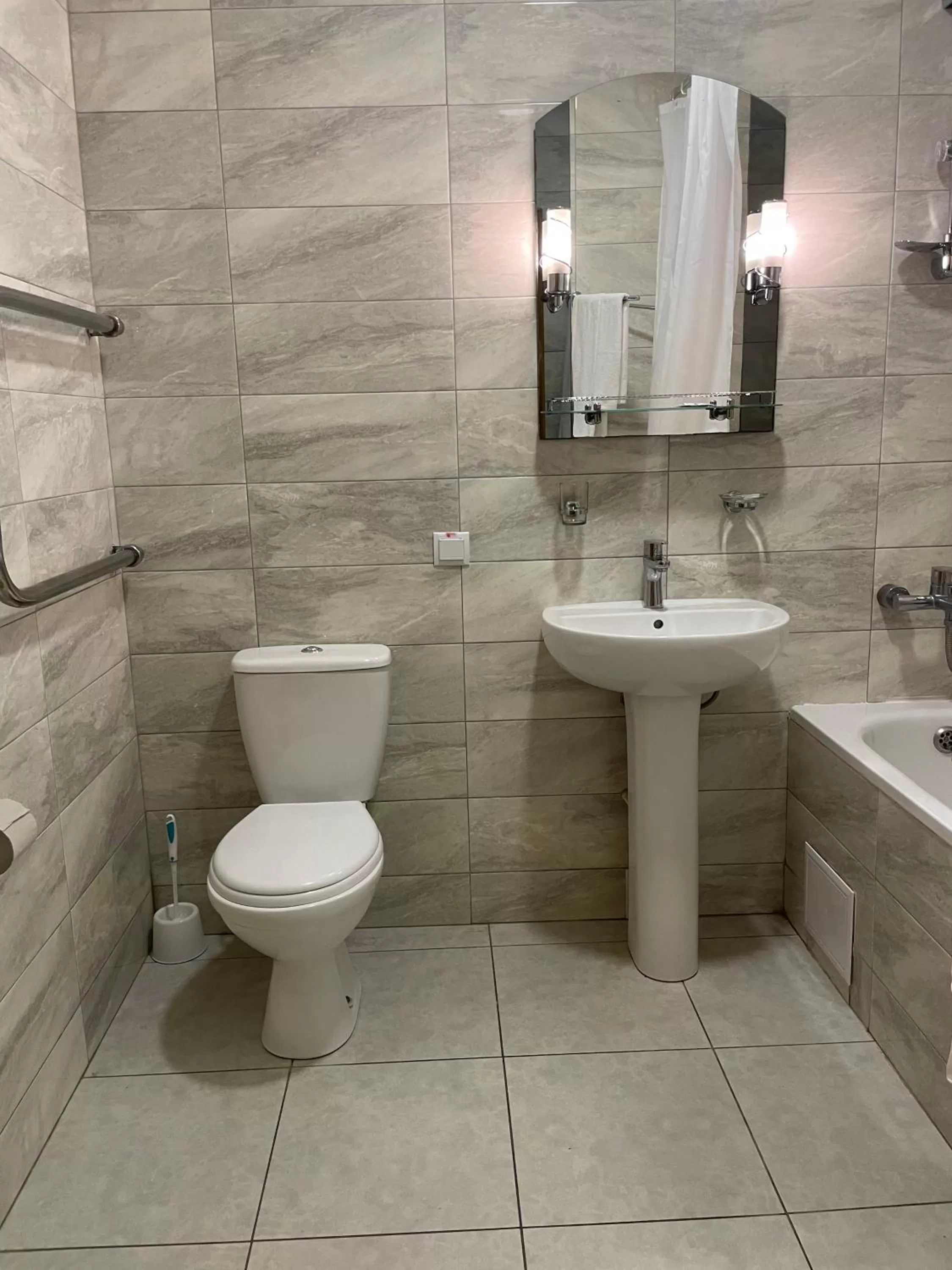 Bathroom in Hotel Prydesnyansky