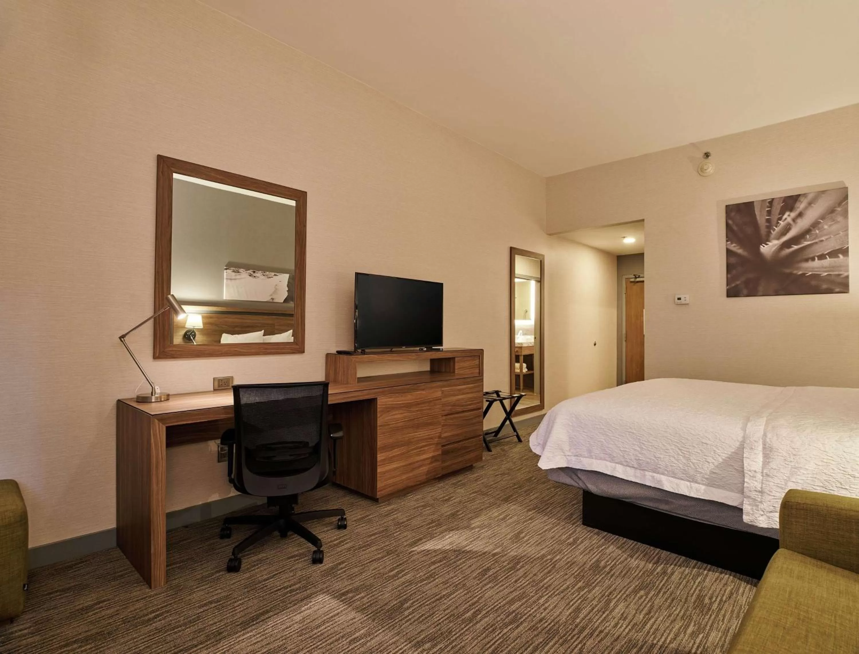 Bedroom, Bed in Hampton Inn Ciudad Juarez